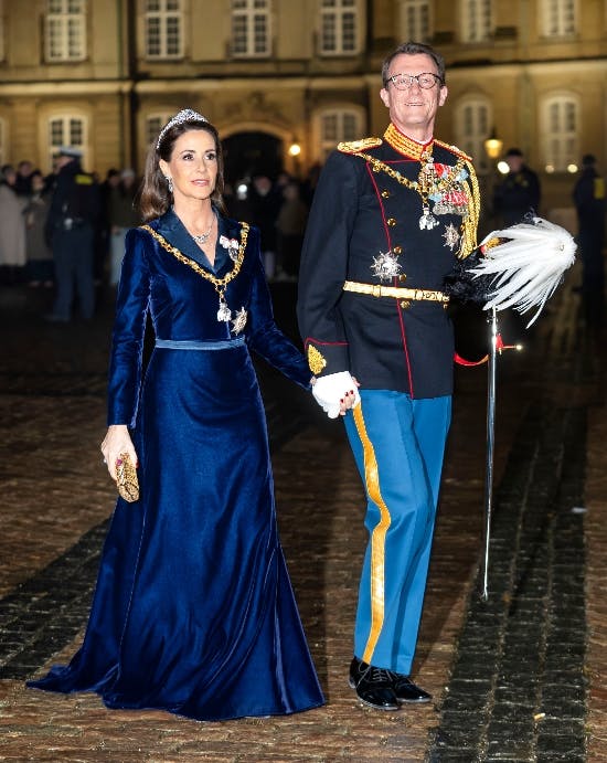 Prinsesse Marie og prins Joachim hånd i hånd på Amalienborg Slotsplads