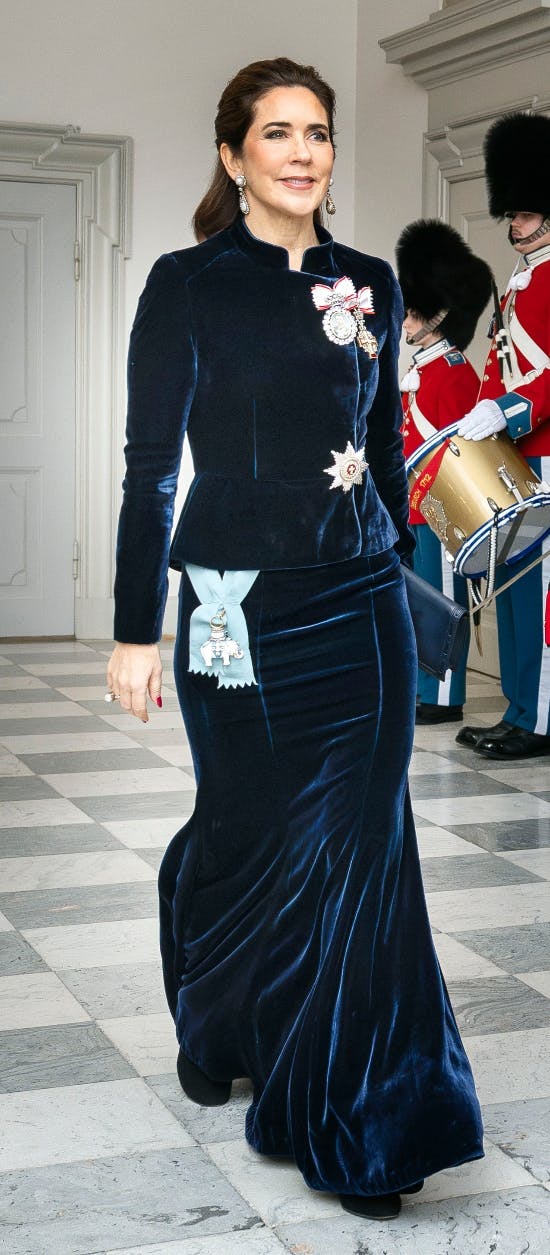 Dronning Mary i magisk mørk velour til diplomatkuren på Christiansborg Slot
