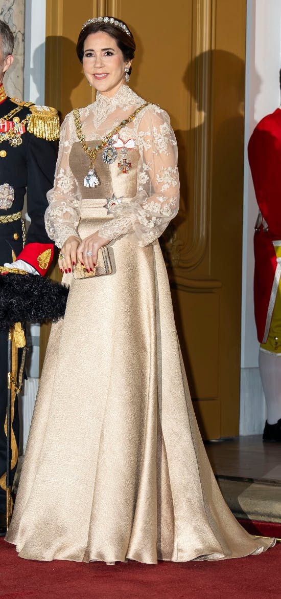 Mary lyste op på slotspladsen foran kurpalæet den 1. januar