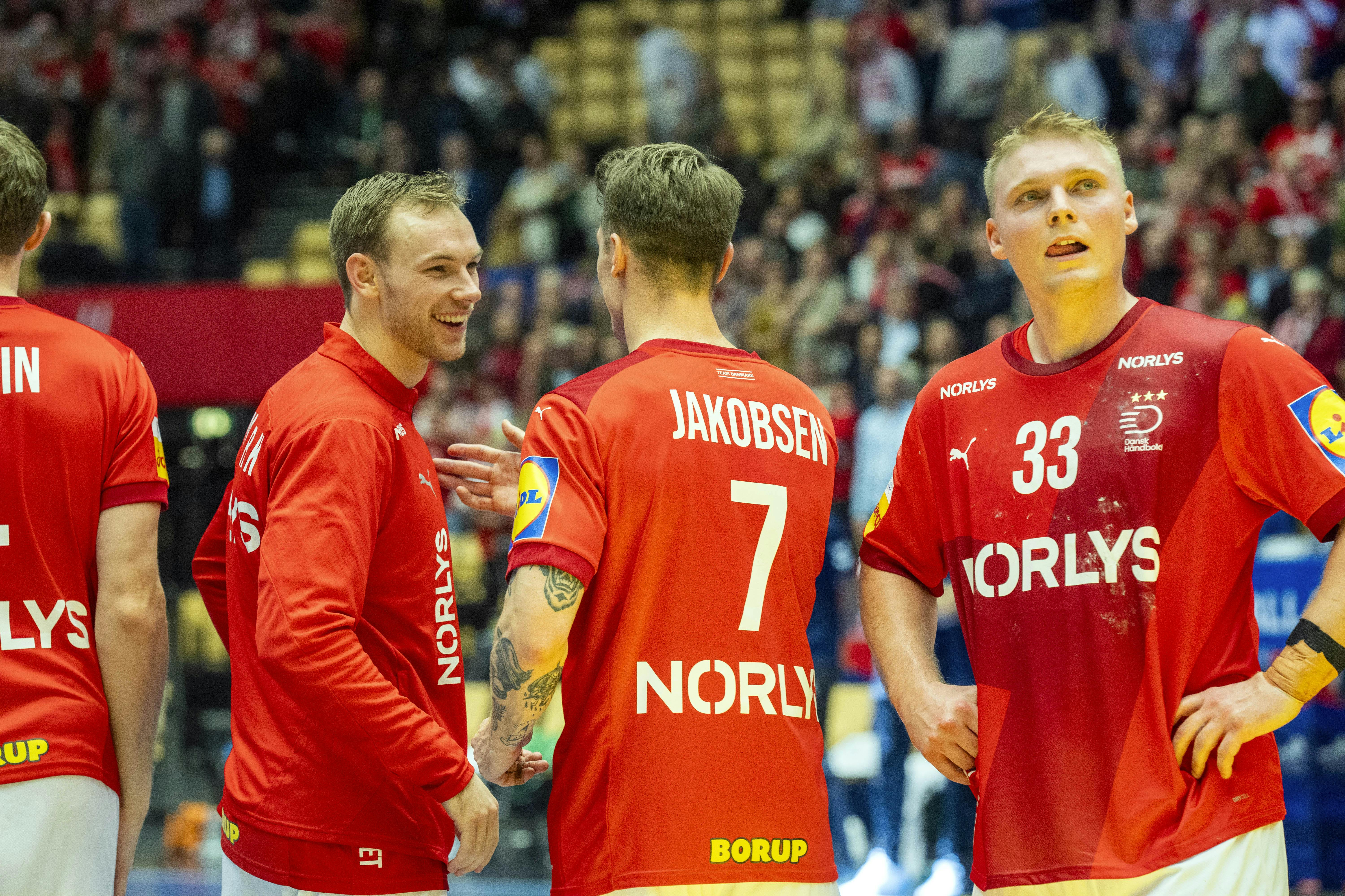 Emil Bergholt (med nummer 33) fik sin slutrundedebut sidste år, da Danmark vandt VM.