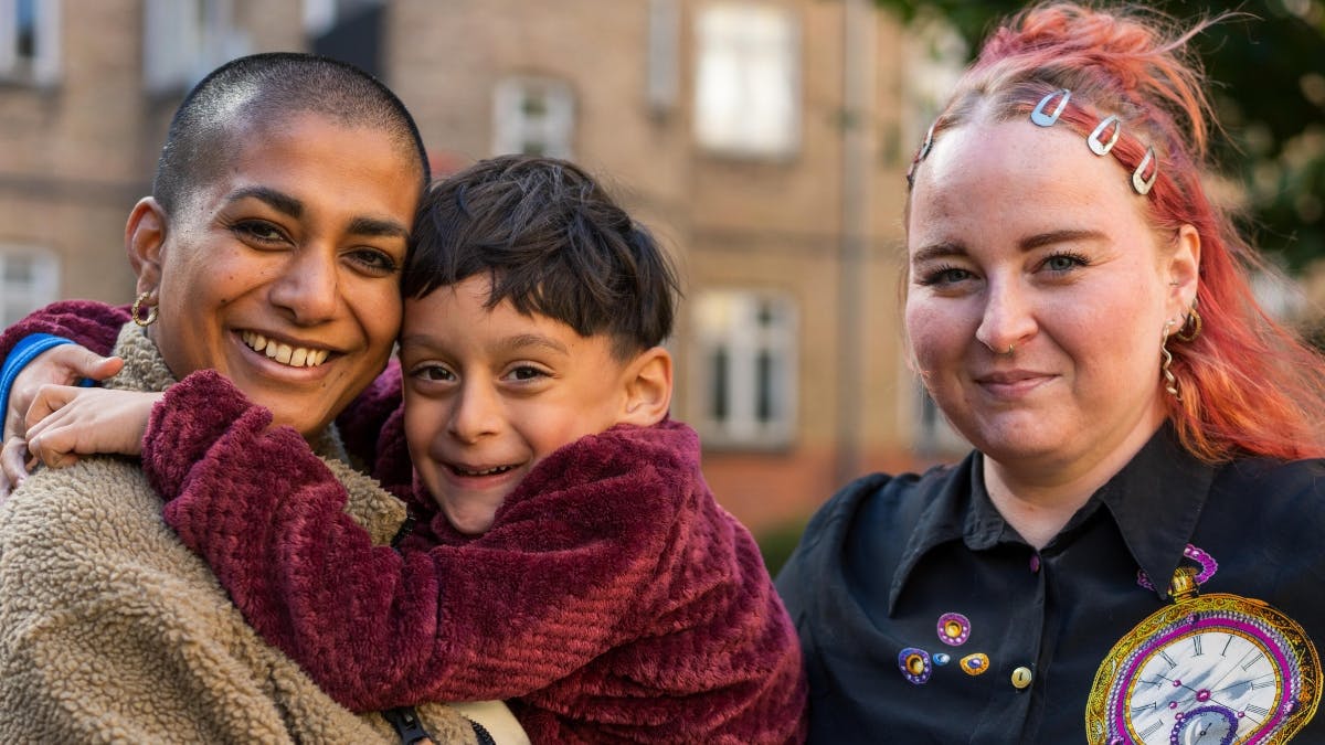 Zaya og Frederikke med sønnen, Billie. 