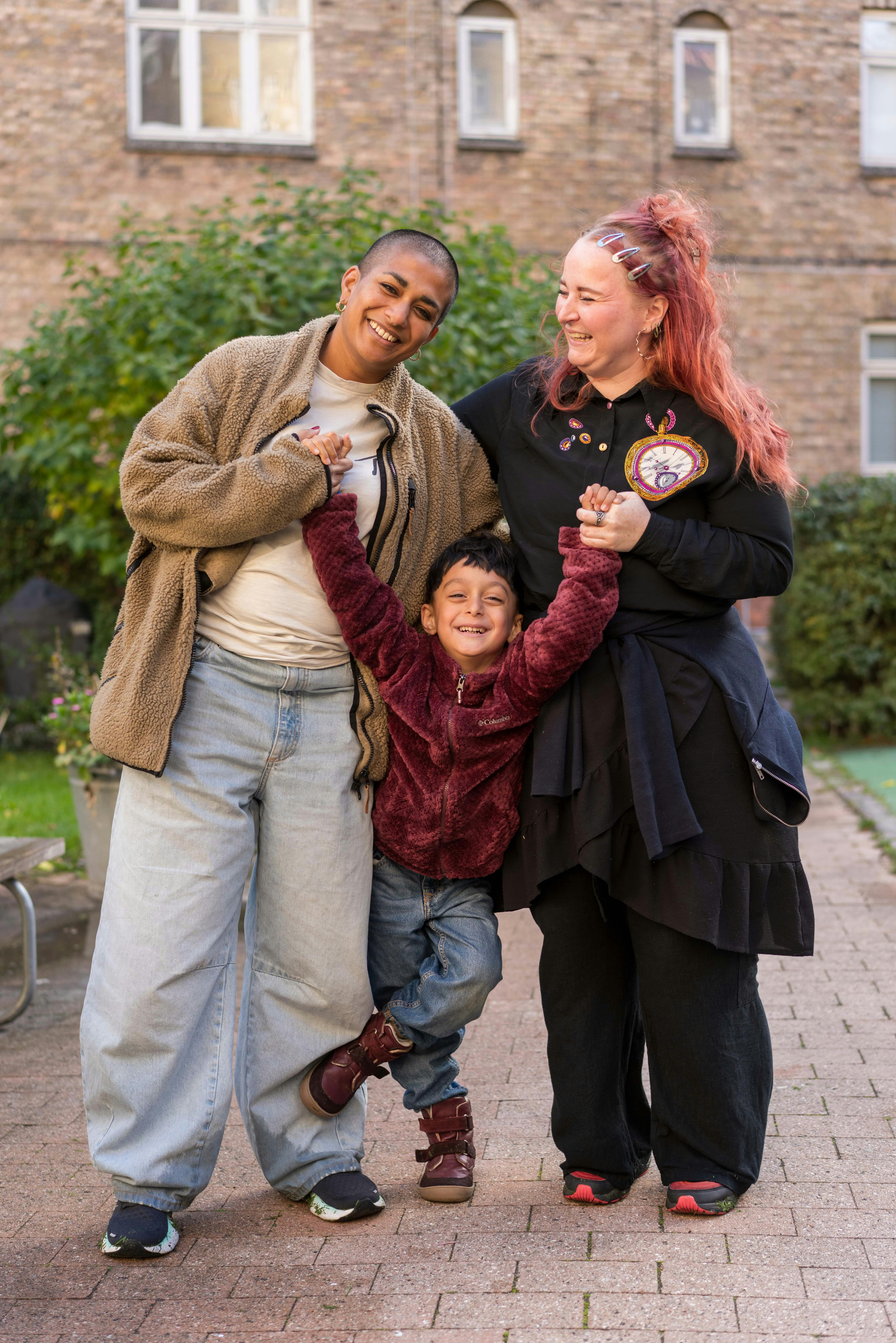 Zaya og Frederikke og sønnen Billie er den nye familie i "Årgang 20".