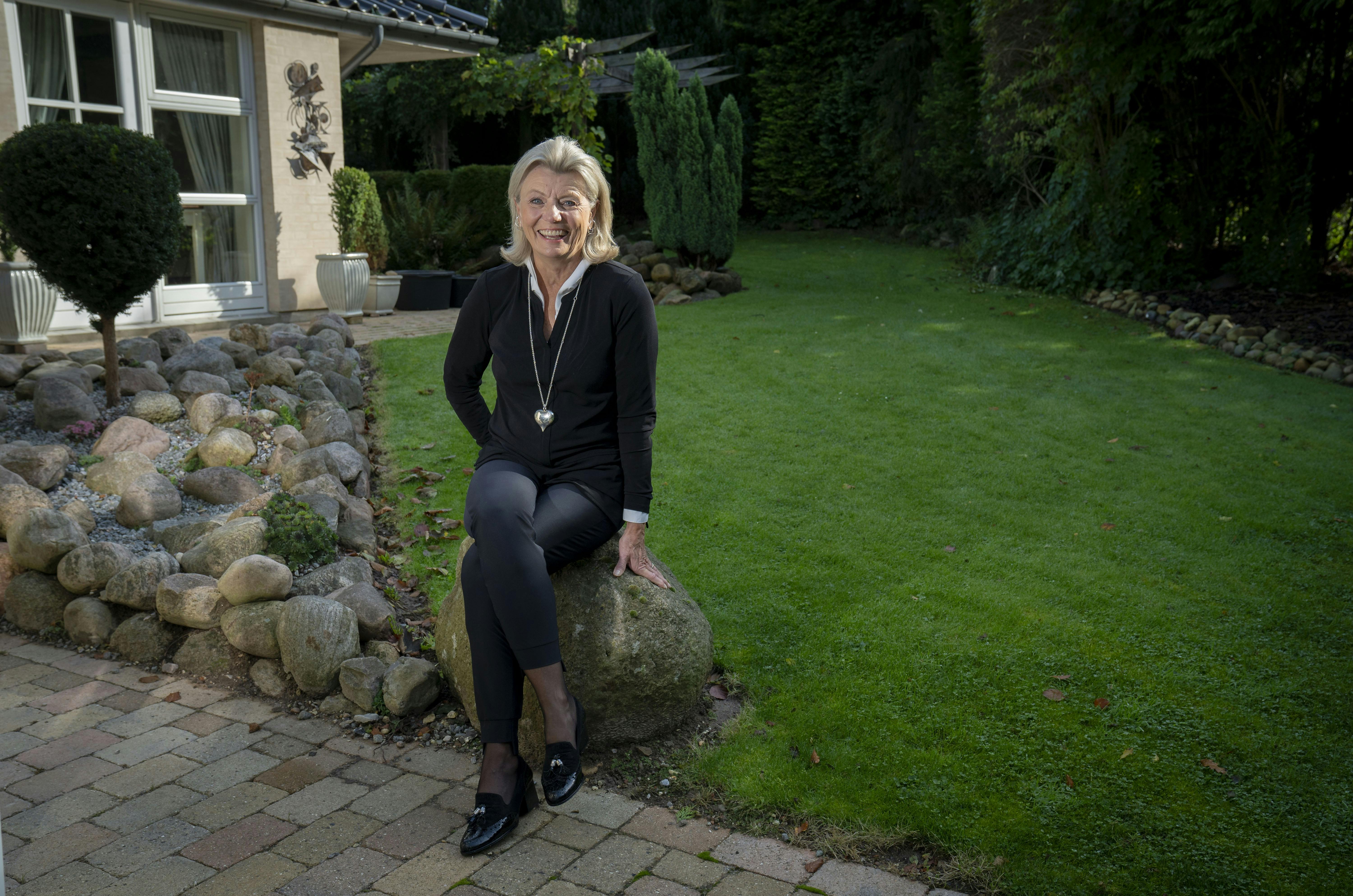 Anne Laxholm i forhaven til huset, der nu skal sælges. 