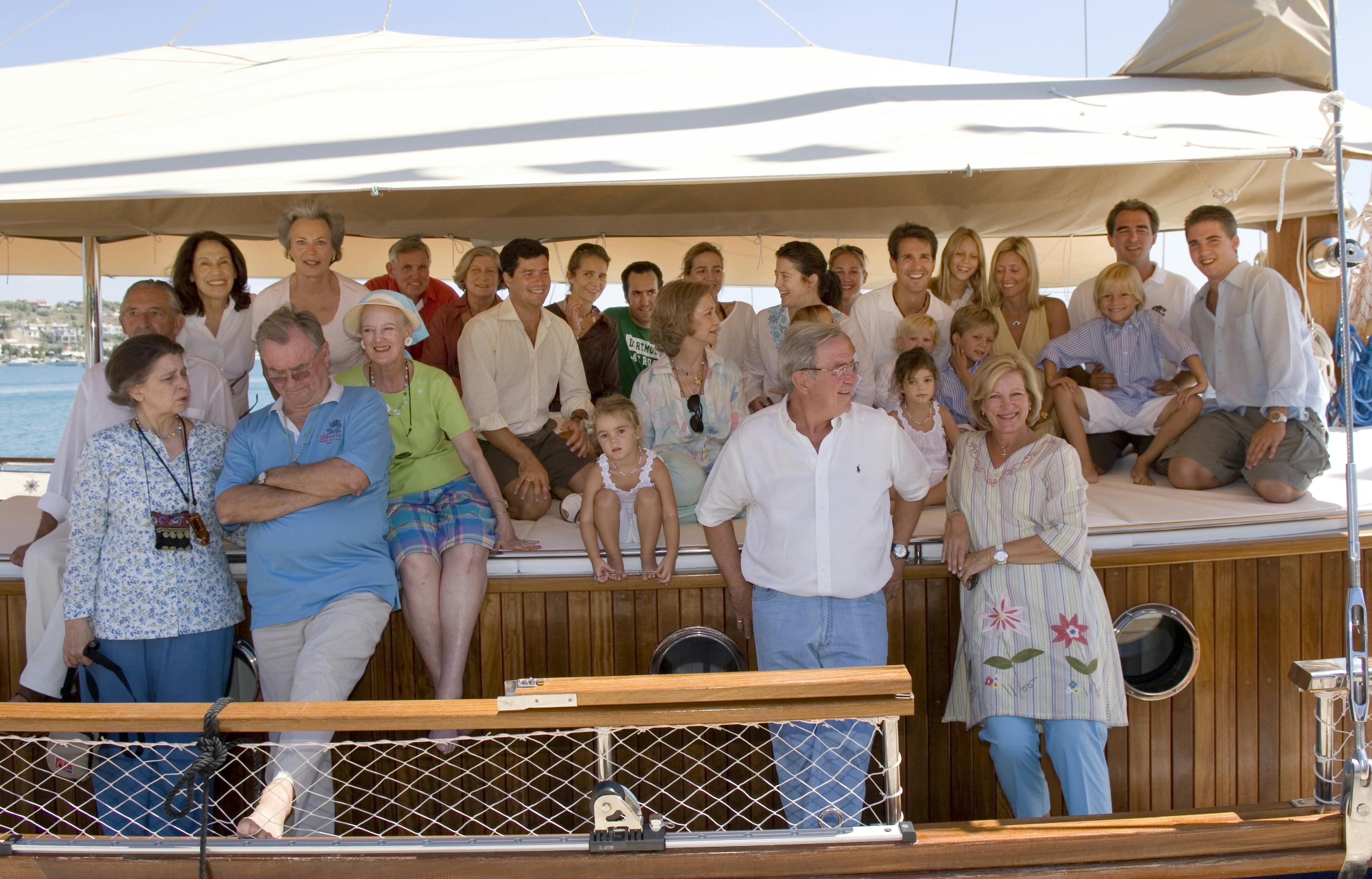 Dronning Anne-Marie var omgivet af sine elskede familiemedlemmer fra både det danske, græske og spanske kongehus. Prinsesse Irene ses til venstre for prins Henrik på forreste række. 