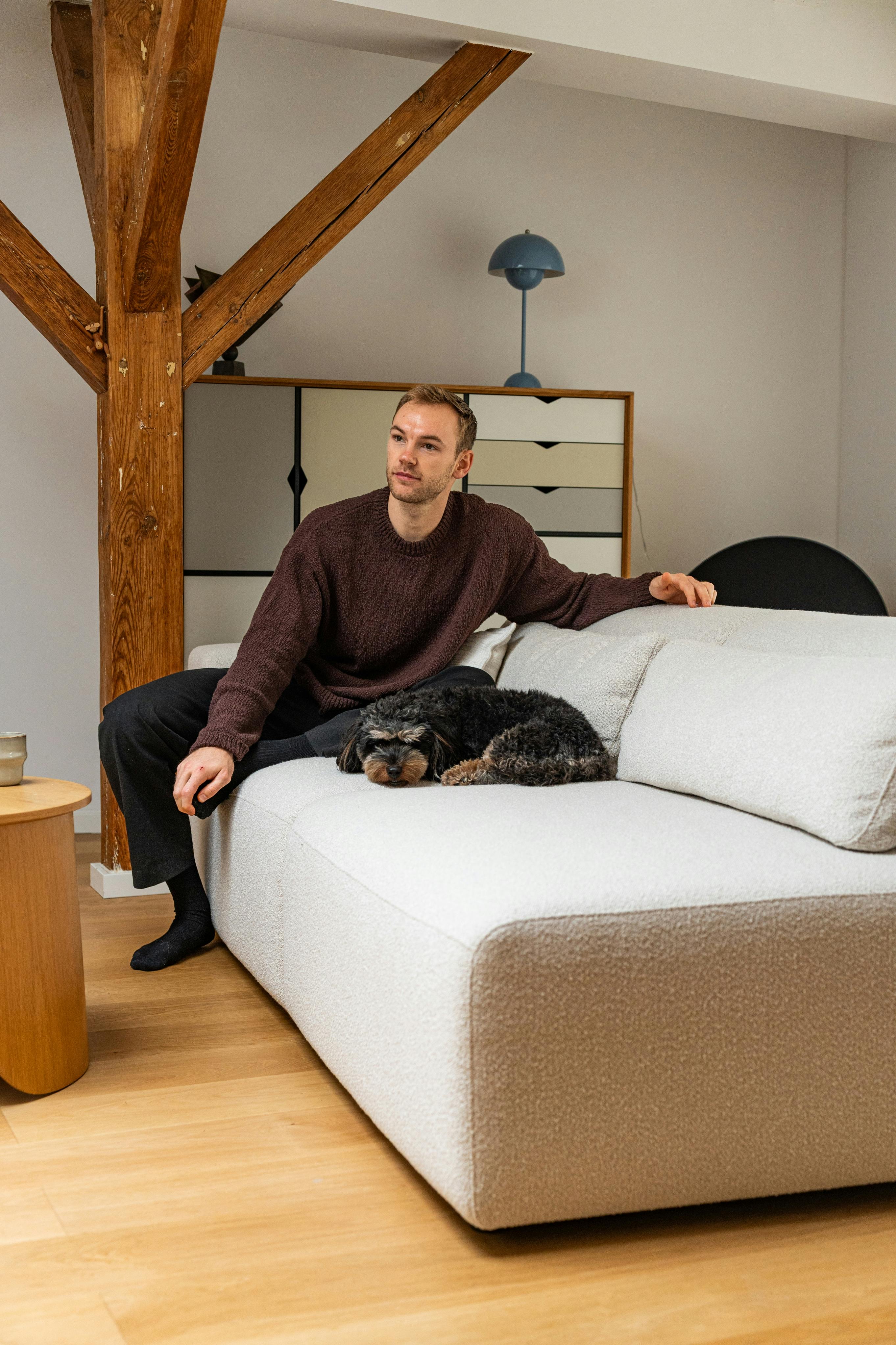 Mathias Gidsel med hunden Hermann ved sin side.