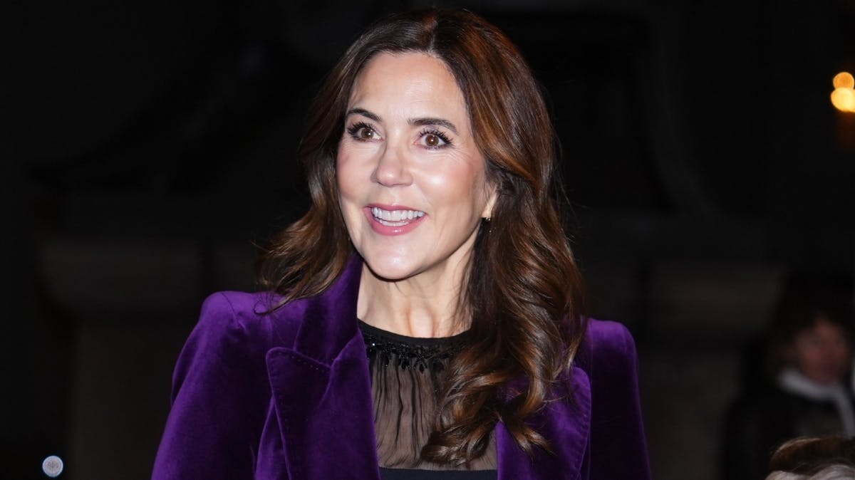 Dronning Mary ankommer til Det Kongelige Teater.