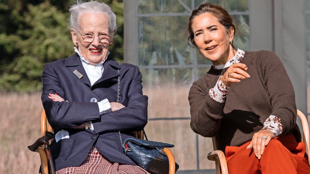 Dronning Margrethe er forhindret i at gå i teatret med dronning Mary i aften