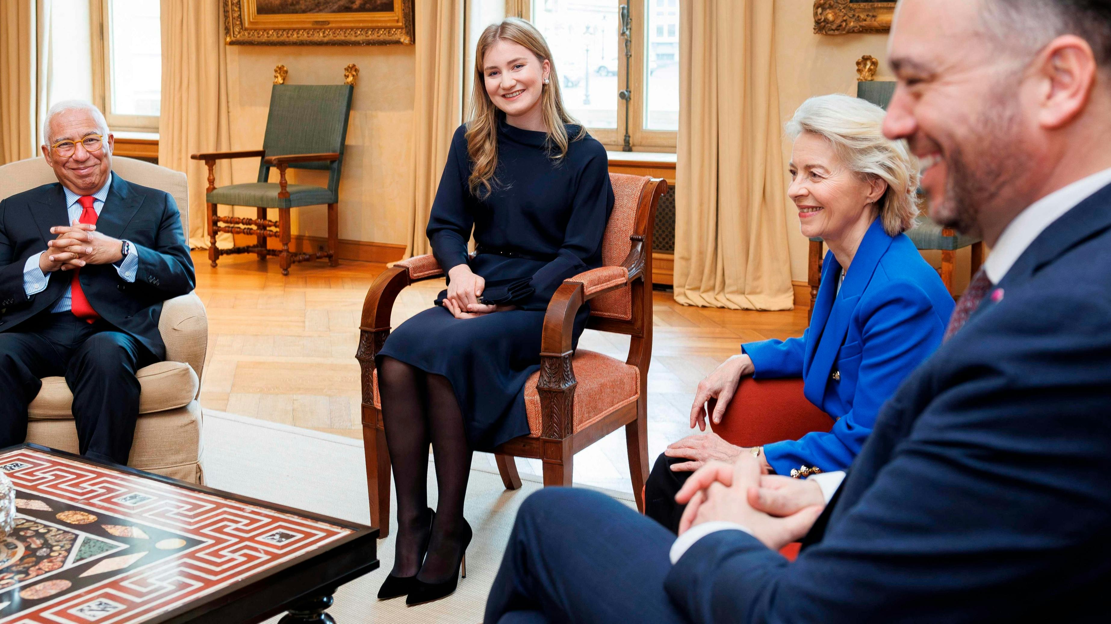 Prinsesse Elisabeth med formand for Det Europæiske Råd António Costa, EU-kommissionens formand Ursula von der Leyen og Maxime Prévot, som er Belgiens udenrigsminister og vicepremierminister.&nbsp;&nbsp;&nbsp;