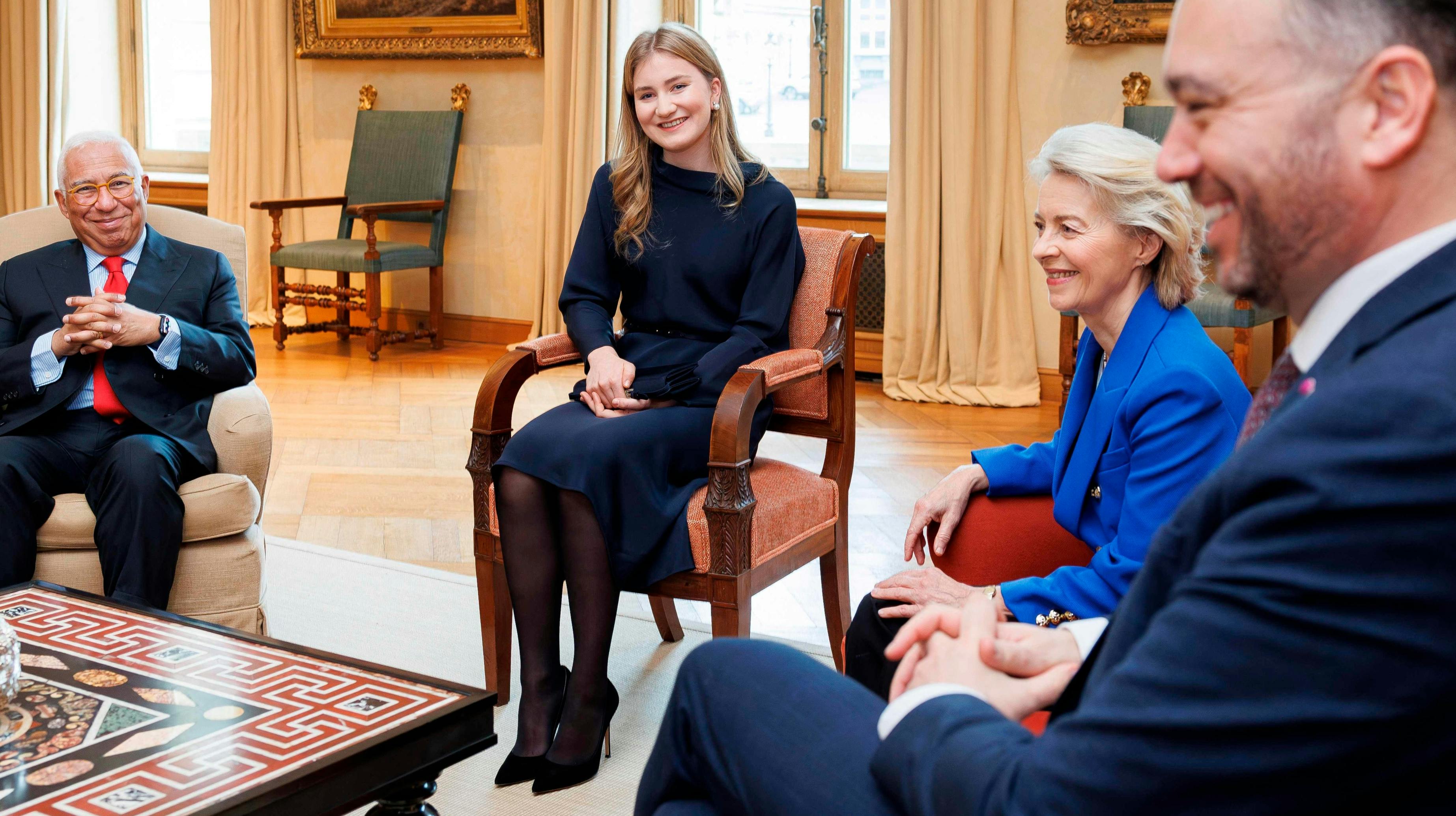 Prinsesse Elisabeth med formand for Det Europæiske Råd António Costa, EU-kommissionens formand Ursula von der Leyen og Maxime Prévot, som er Belgiens udenrigsminister og vicepremierminister. 