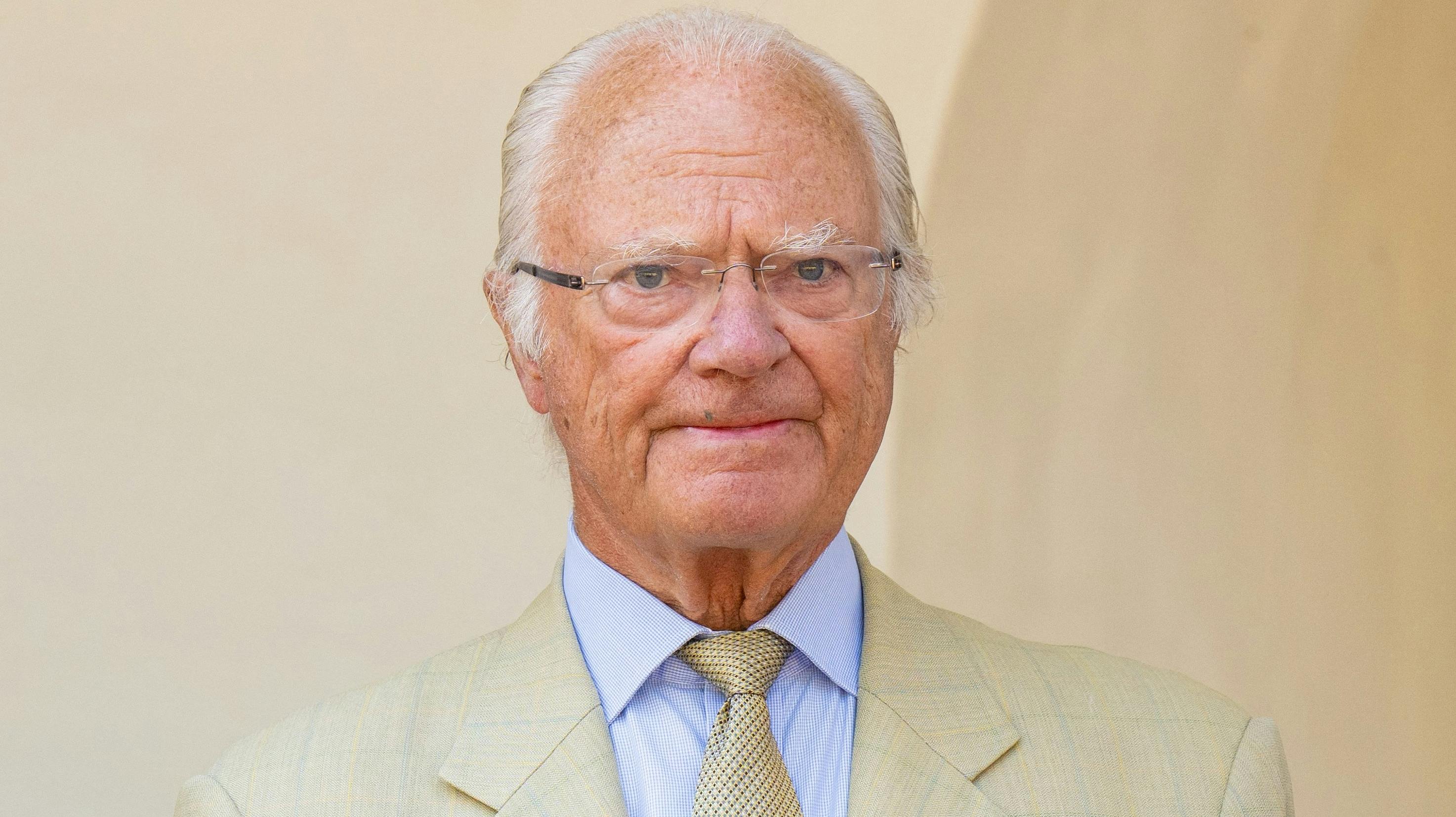 Kong Carl Gustaf nyder ofte skov og natur ved Stenhammar Slot i Sörmland.