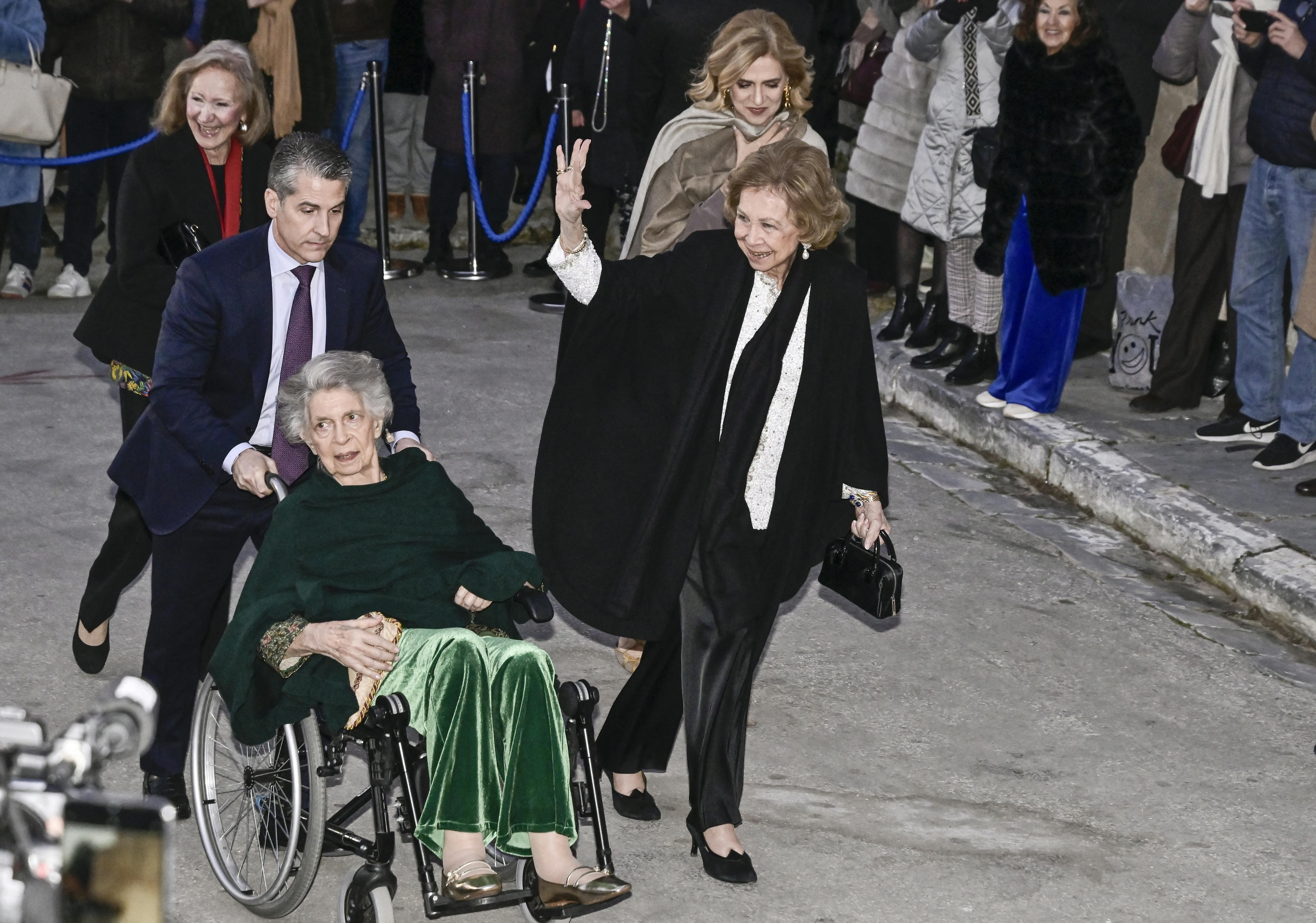 Prinsesse Irene sad i kørestol ved ankomsten til det royale bryllup.