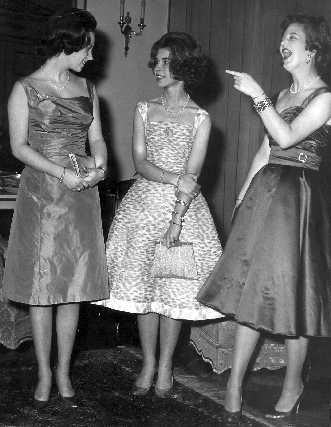 Prinsesse Margrethe (th) til hofbal sammen med prinsesse Benedikte (tv) og prinsesse Irene af Grækenland (midt). (Arkivfoto, 1963).