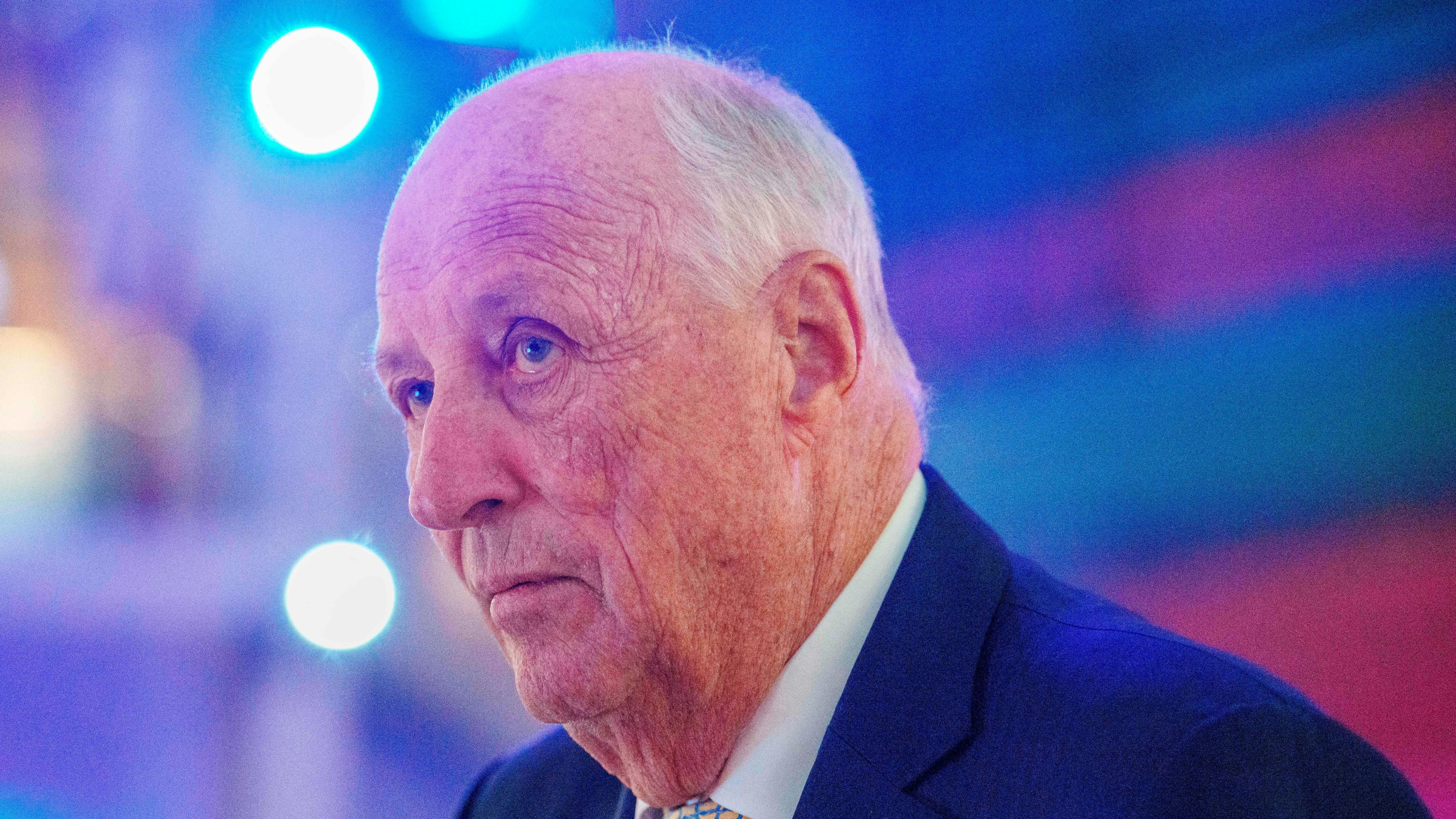 Kong Harald bakker op om håndboldherrerne fra første fløjt.