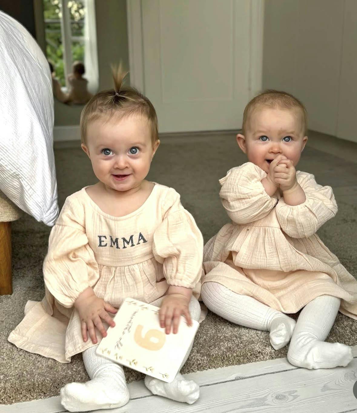 Tvillingerne Emma og Nora. 