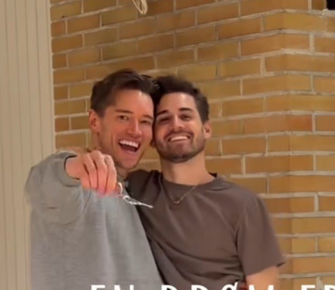 Morten Kjeldgaard og Frederik Haun med nøglerne til det ny-erhvervede sommerhus. 