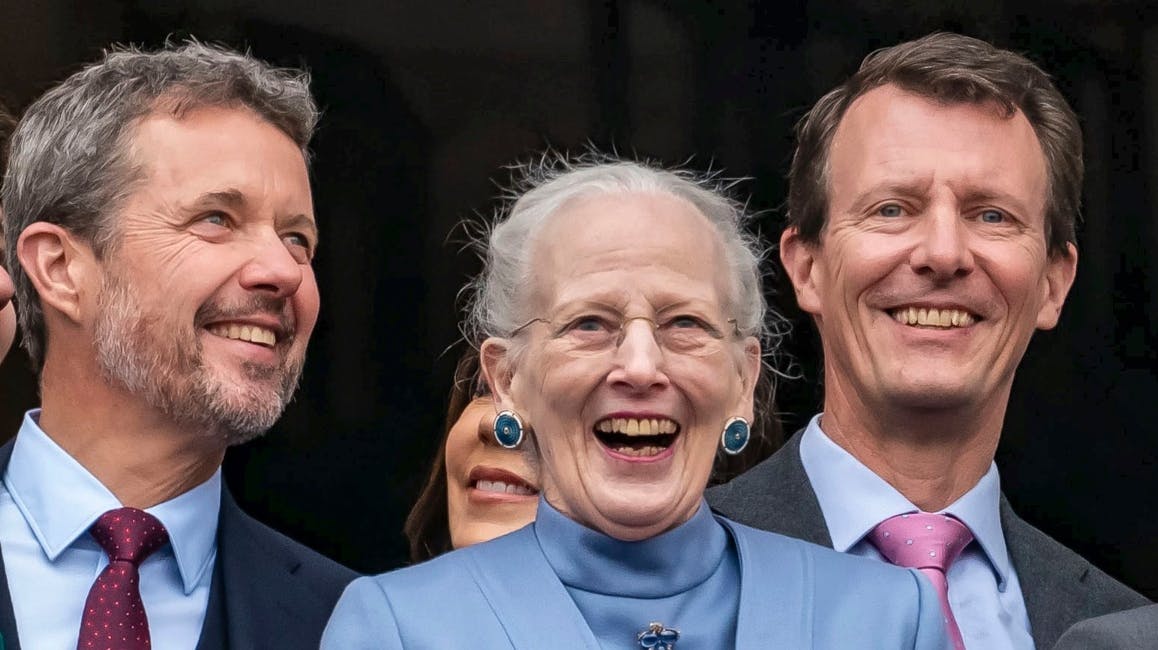 Frederik og Joachim var hovedkræfterne bag den søde overraskelse til deres mor, dronning Margrethe. 