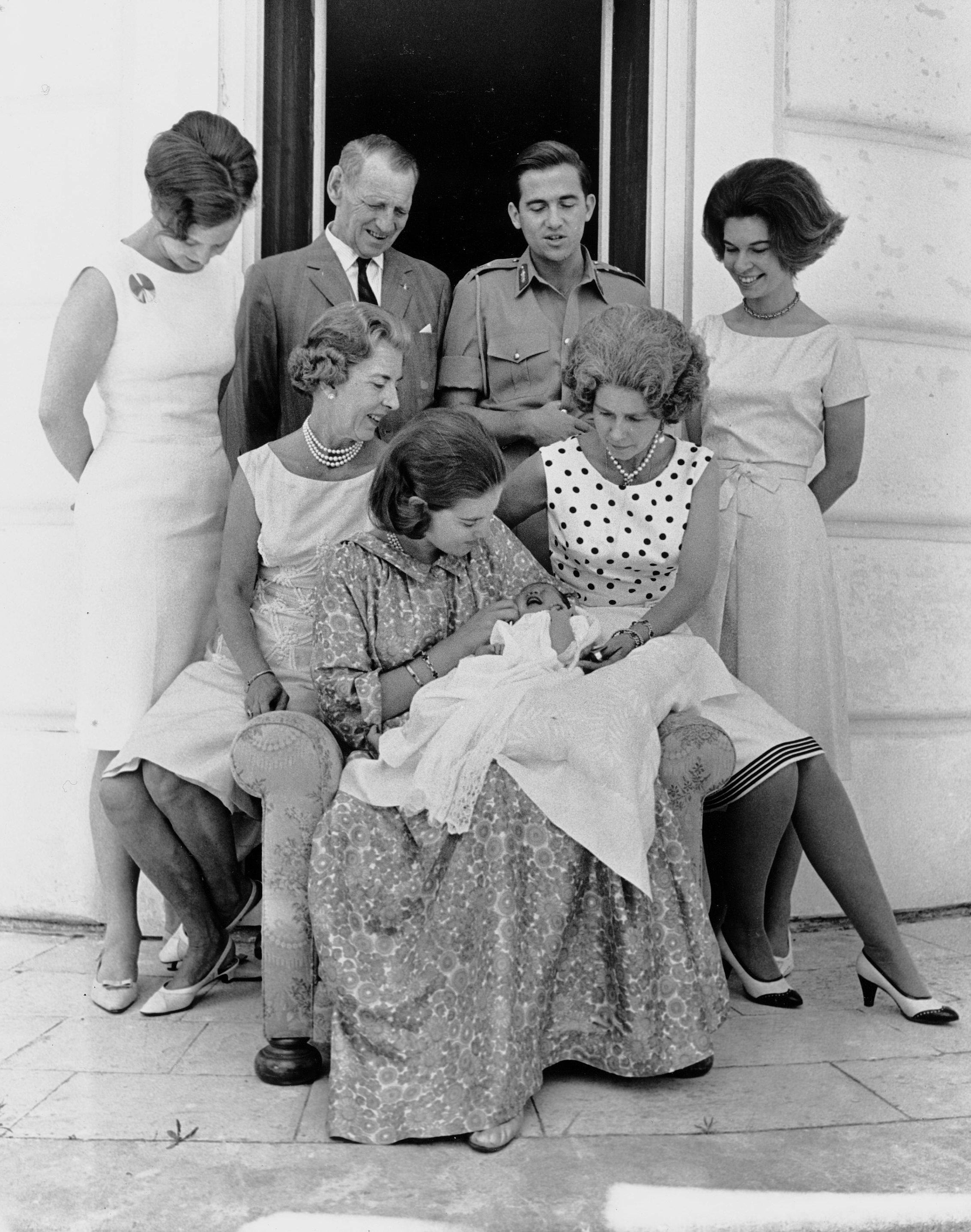I 1965 blev dronning Anne-Marie og kong Konstantin forældre for første gang til datteren Alexia. Samtidig fik prinsesse Irene dermed titlen som faster.   Stående fra venstre ses prinsesse Margrethe, kong Frederik, kong Konstantin og prinsesse Irene. Siddende ses dronning Ingrid, dronning Anne Marie med lille Alexia samt dronning Frederikke. 
