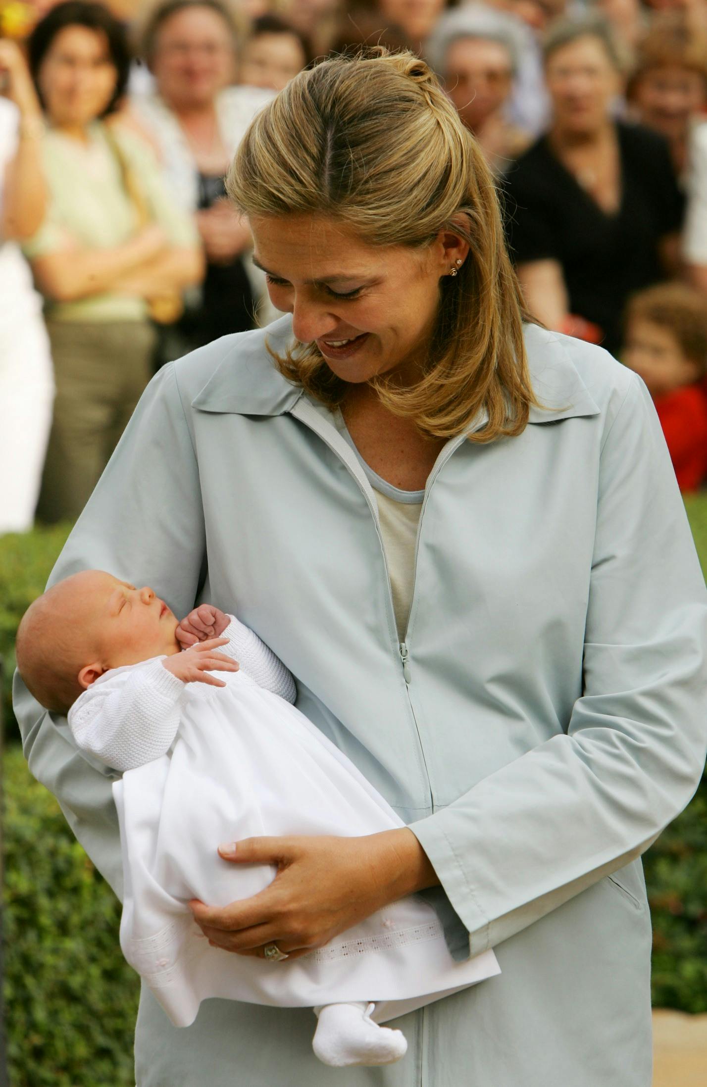 Prinsesse Cristina med sin datter, Irene, der er opkaldt efter Cristinas moster. Irene blev født den 5. juni 2005 og er Cristinas fjerde barn og første datter. Dette billede er taget den 8. juni 2005. 