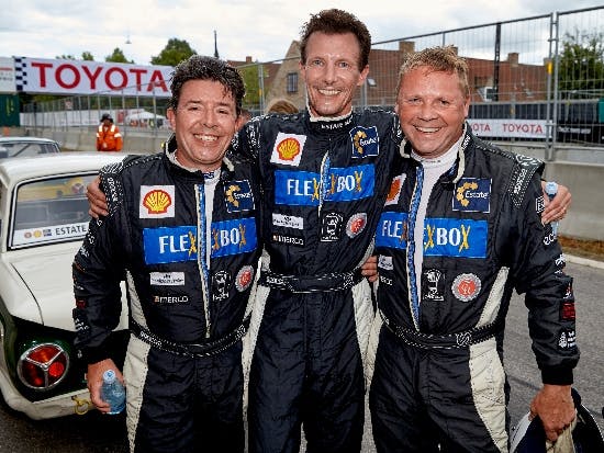 Prins Joachim omgivet af holdkammeraterne Oscar Davidsen Siesbye og Martin Berner