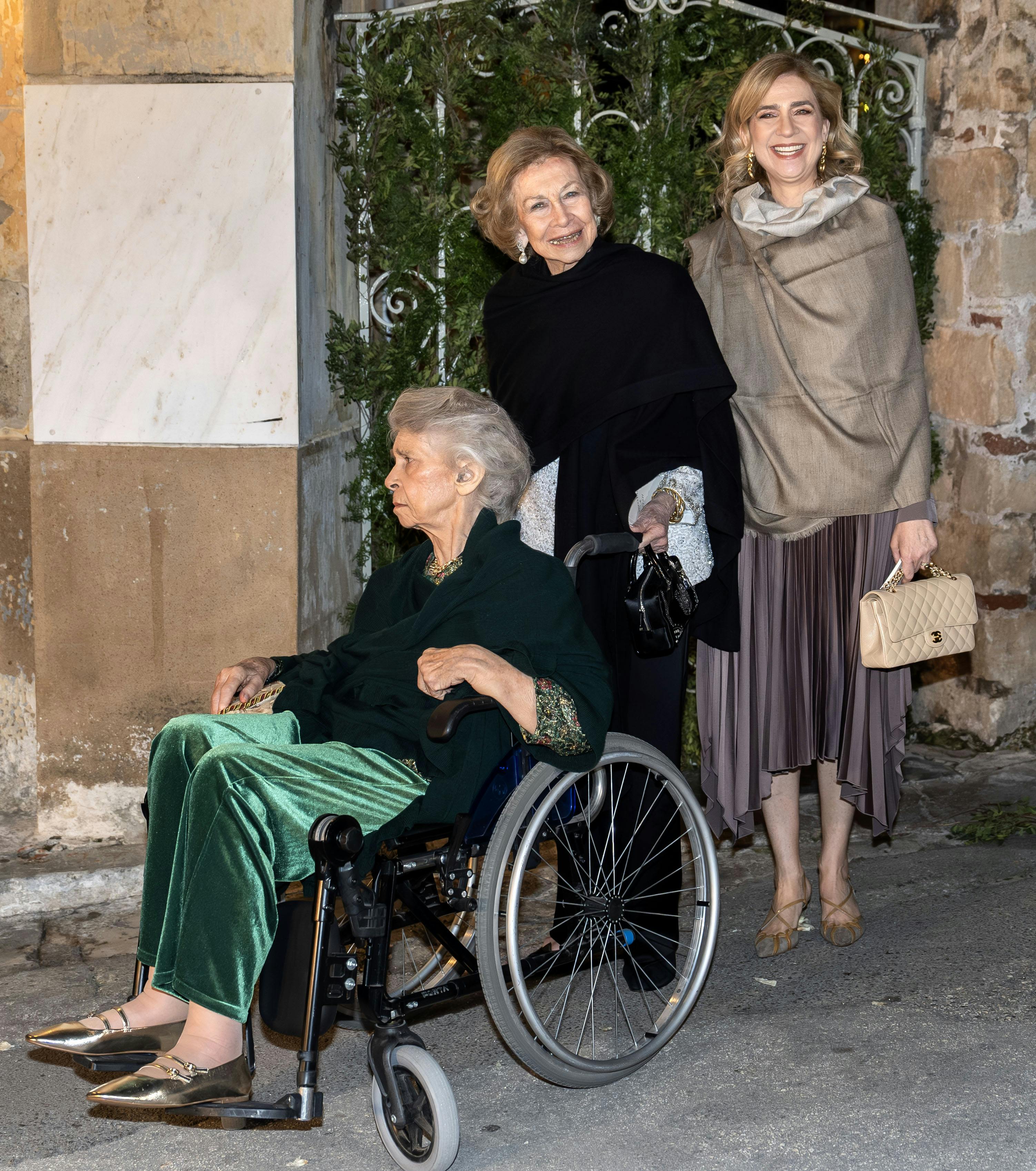 Prinsesse Irene fik hjælp af sin storesøster, dronning Sofia, da hun forlod kirken i Athen ved Nikolaos de Greces bryllup i februar 2025. 