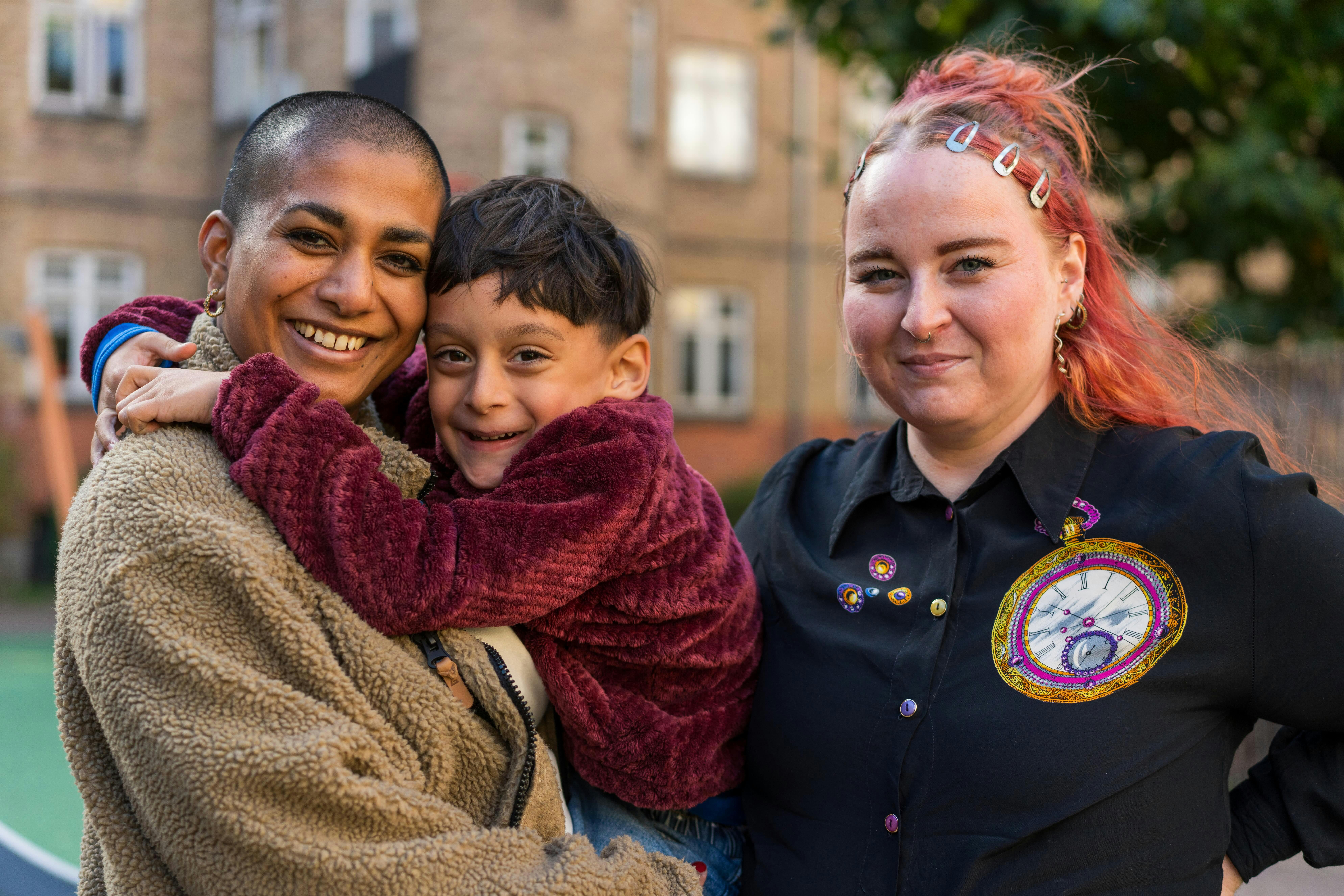 Zaya og Frederikke med Billie på fem år. 