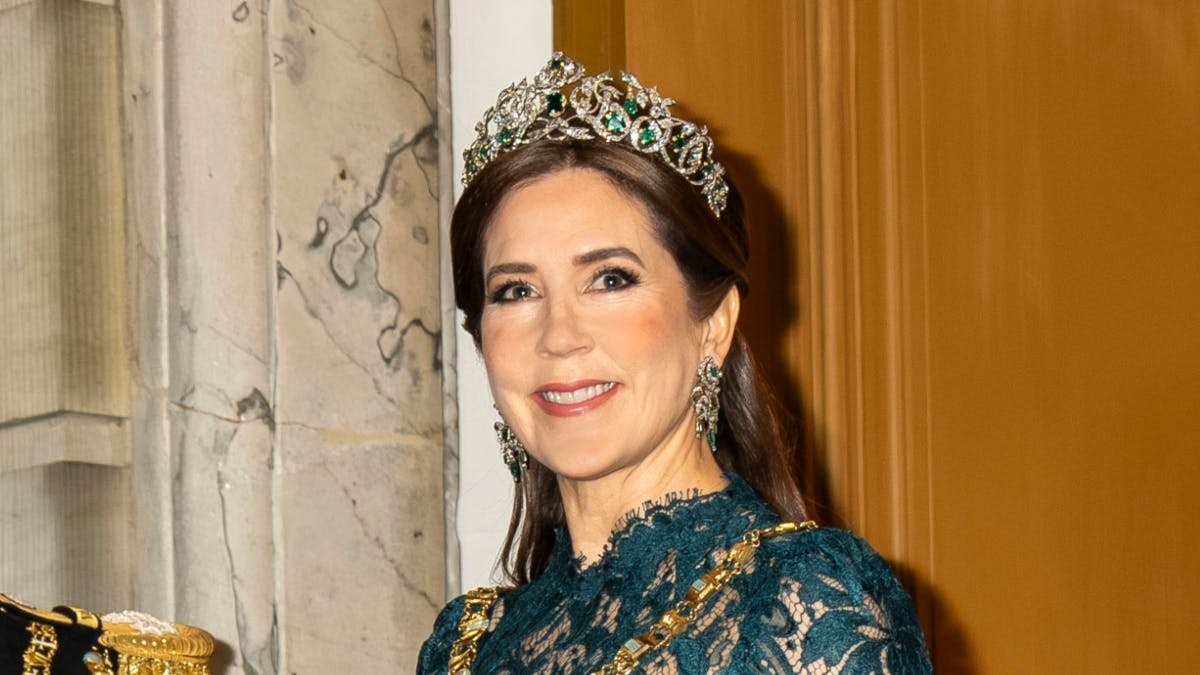 Dronning Mary med smaragdsættet, der er en del af kronjuvelerne.&nbsp;