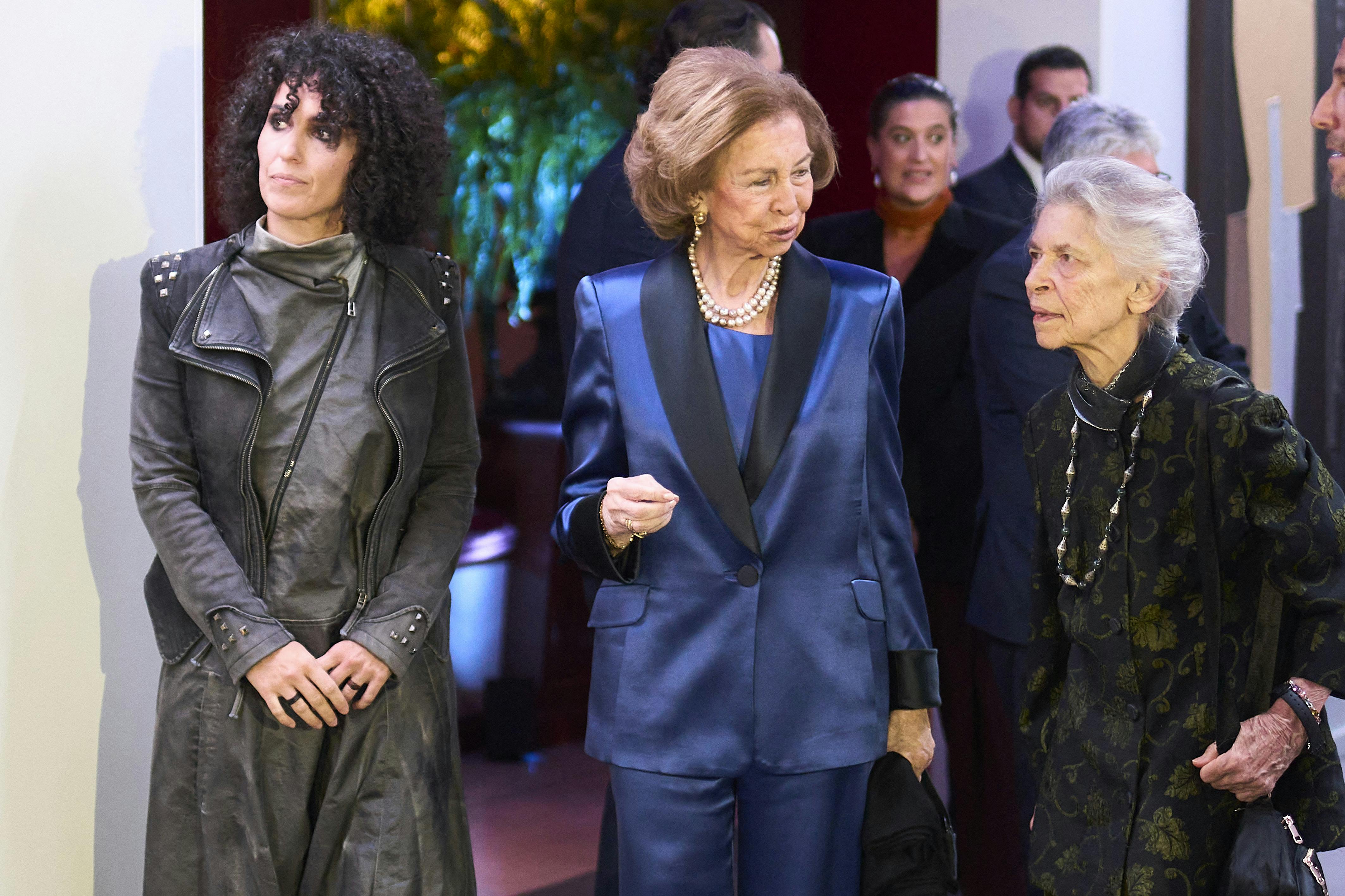 Dronning Sofia og prinsesse Irene fulgtes ofte ad på kongelige opgaver og til begivenheder. Her ses de til Premios BMW de Pintura i 2023. 