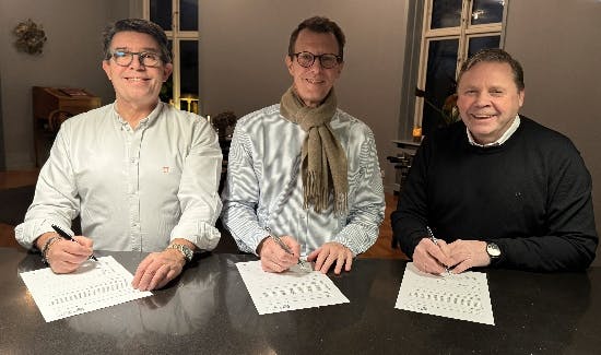 Oscar Davidsen Siesbye, prins Joachim og Martin Berner skriver her under på aftalen med Selected Car Racing