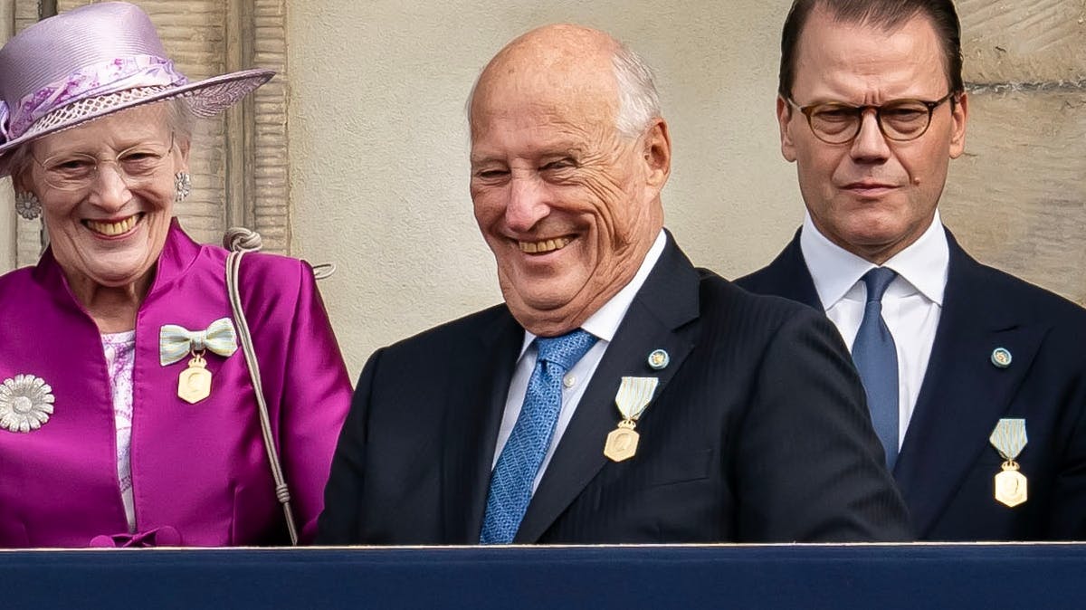 Kong Harald til kong Carl Gustafs 50-års regeringsjubilæum i 2023. Her står han sammen med dronning Margrethe og prins Daniel.