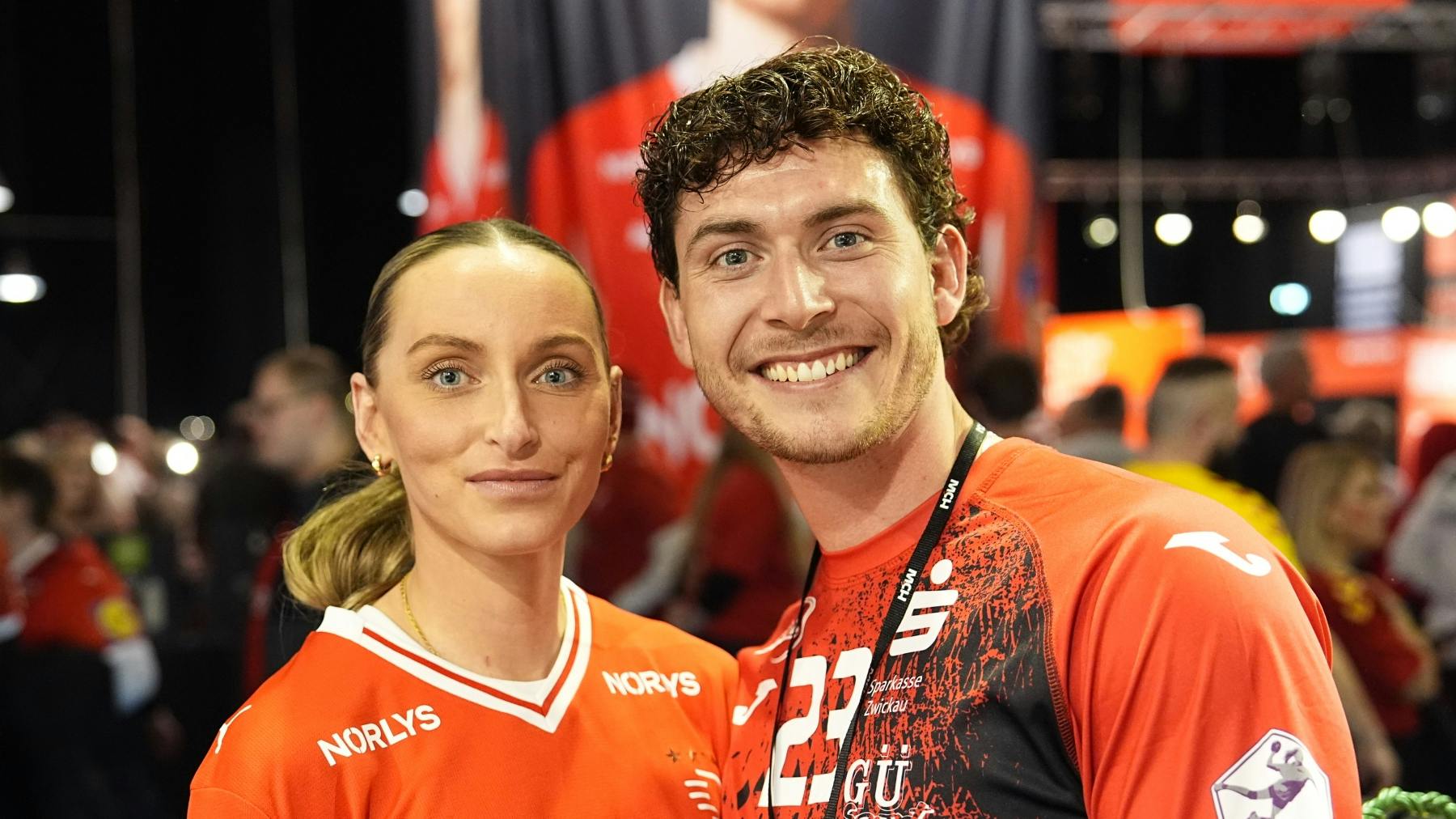 Silje og Nicklas var fredag aften i Herning for at støtte håndboldherrerne. 