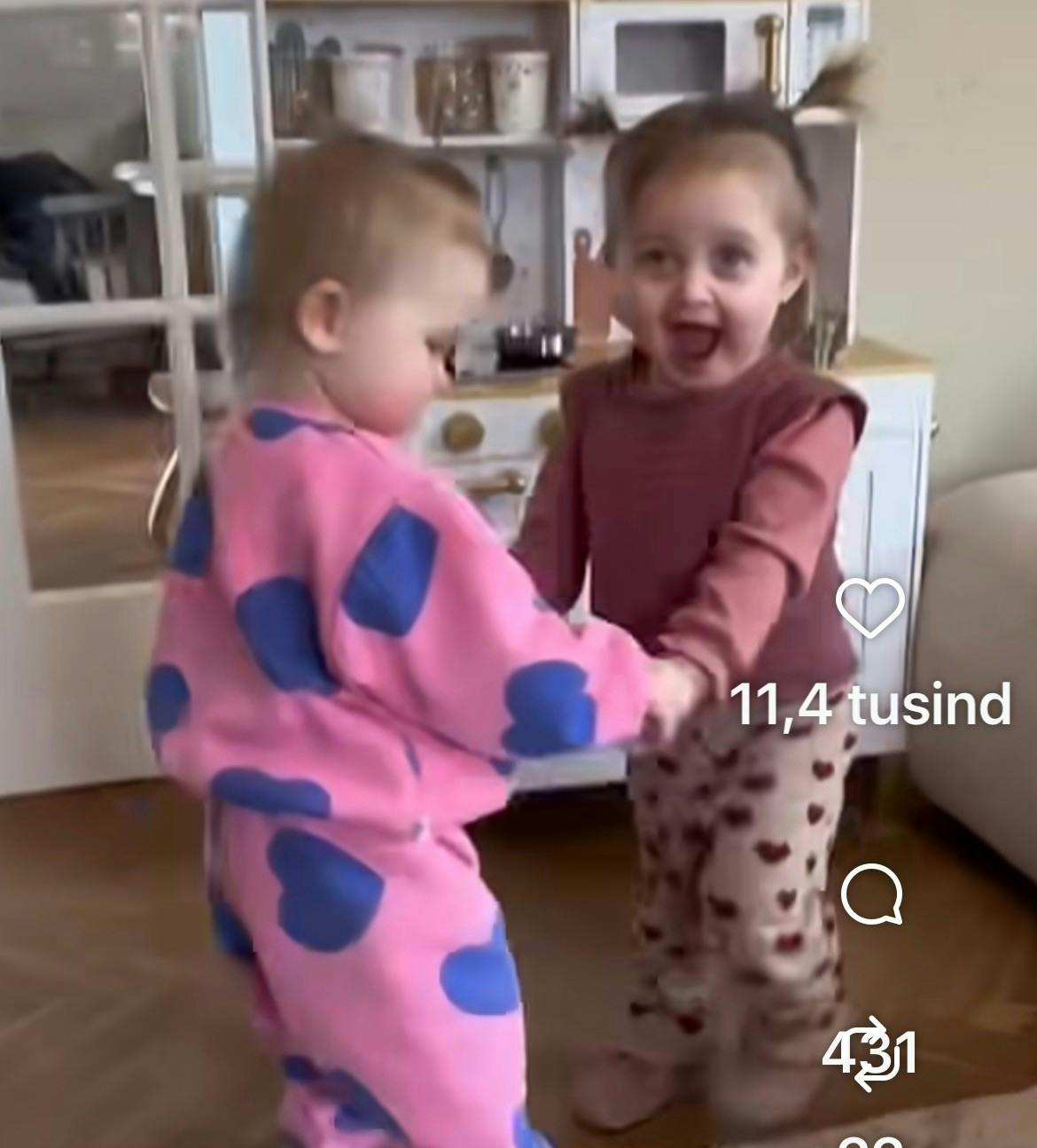 Nora og en meget begejstret Emma danser løs.