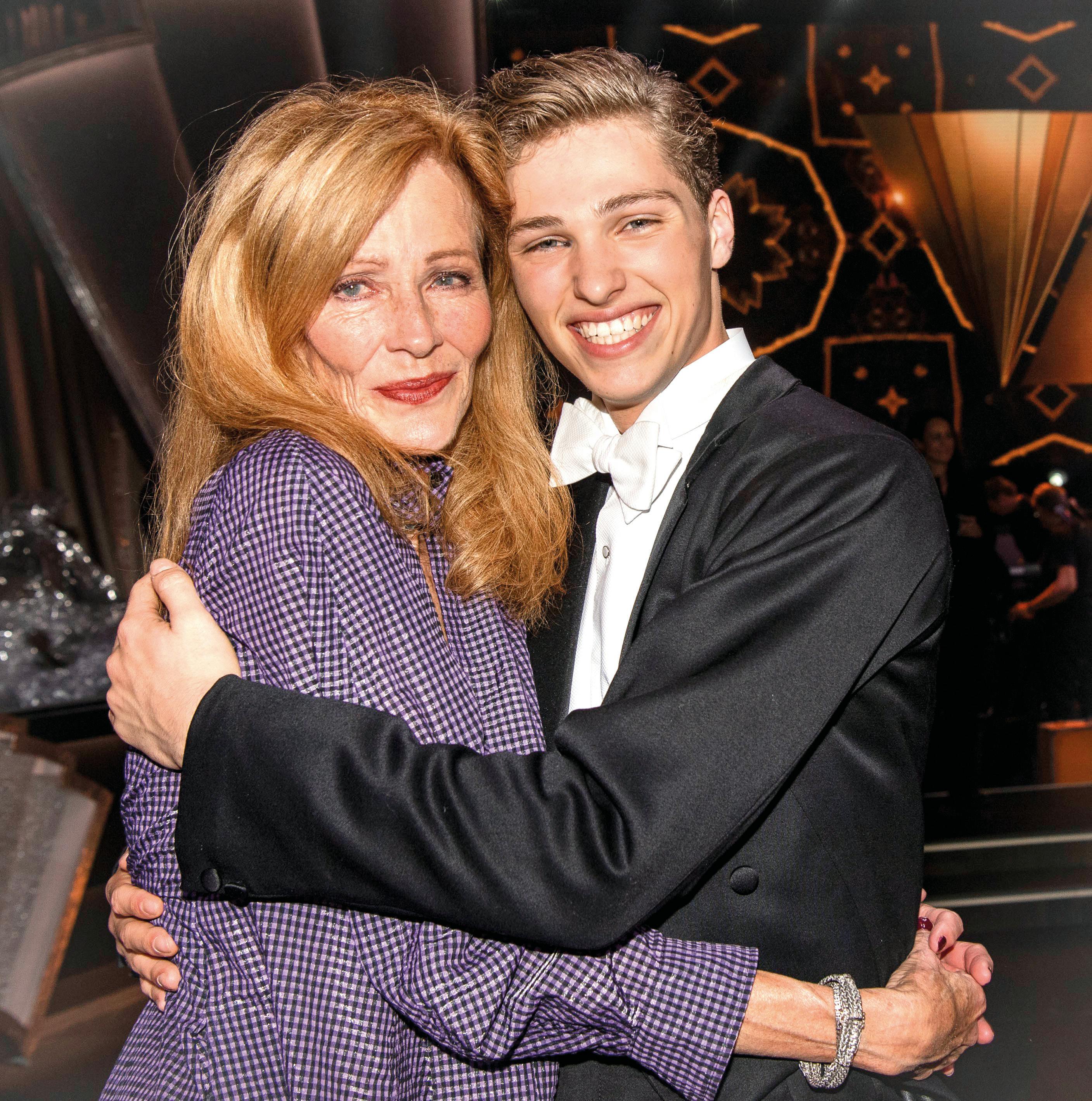 Suzanne Bjerrehuus med barnebarnet Oscar.