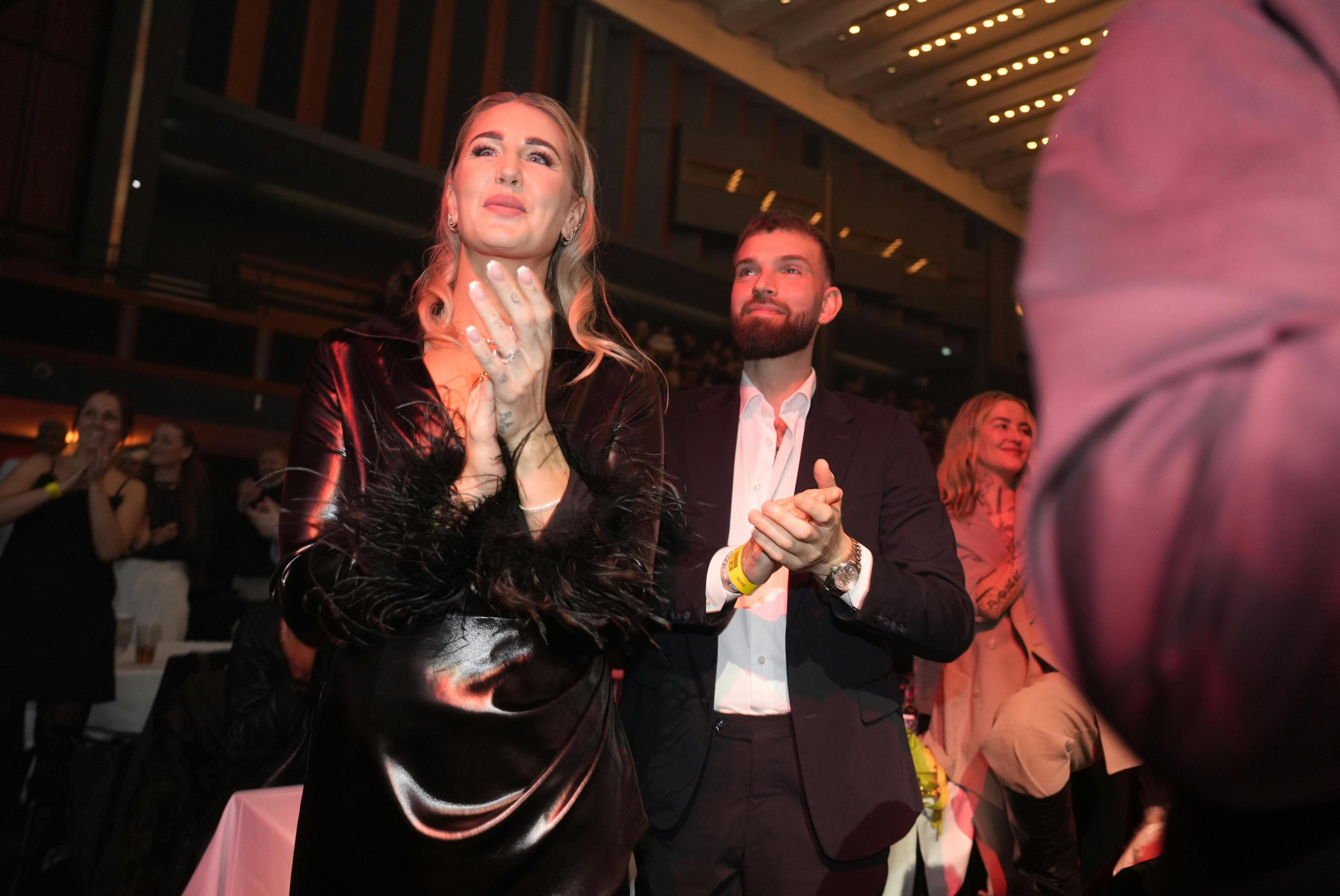 Jeanette Ottesen havde dejligt selskab til Reality Awards. 