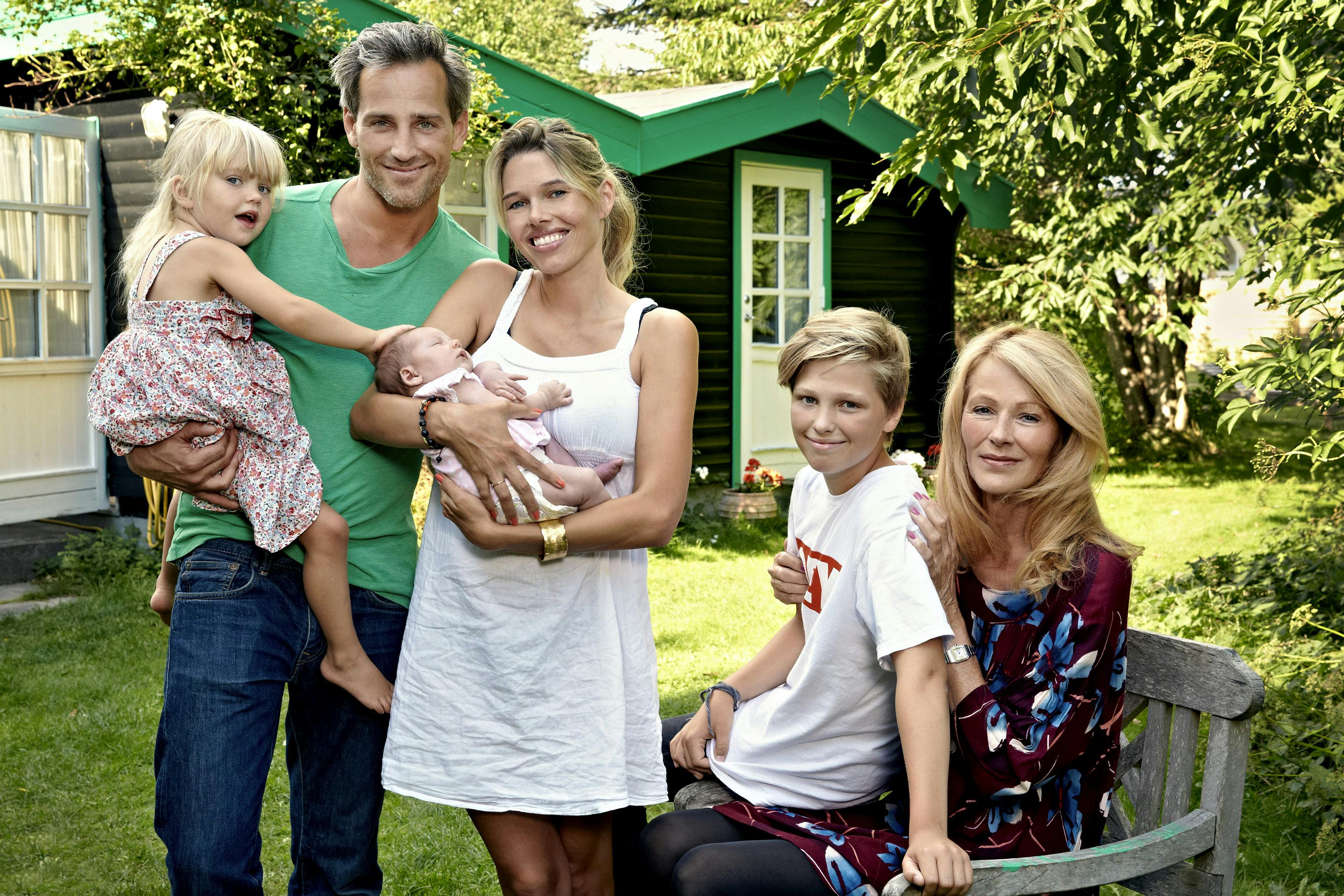 Oliver Bjerrehuus med kæreste Gunnvør Dalsgaard, deres to små piger, Sigga og Hanna, Olivers søn Oscar og mor Suzanne Bjerrehuus.