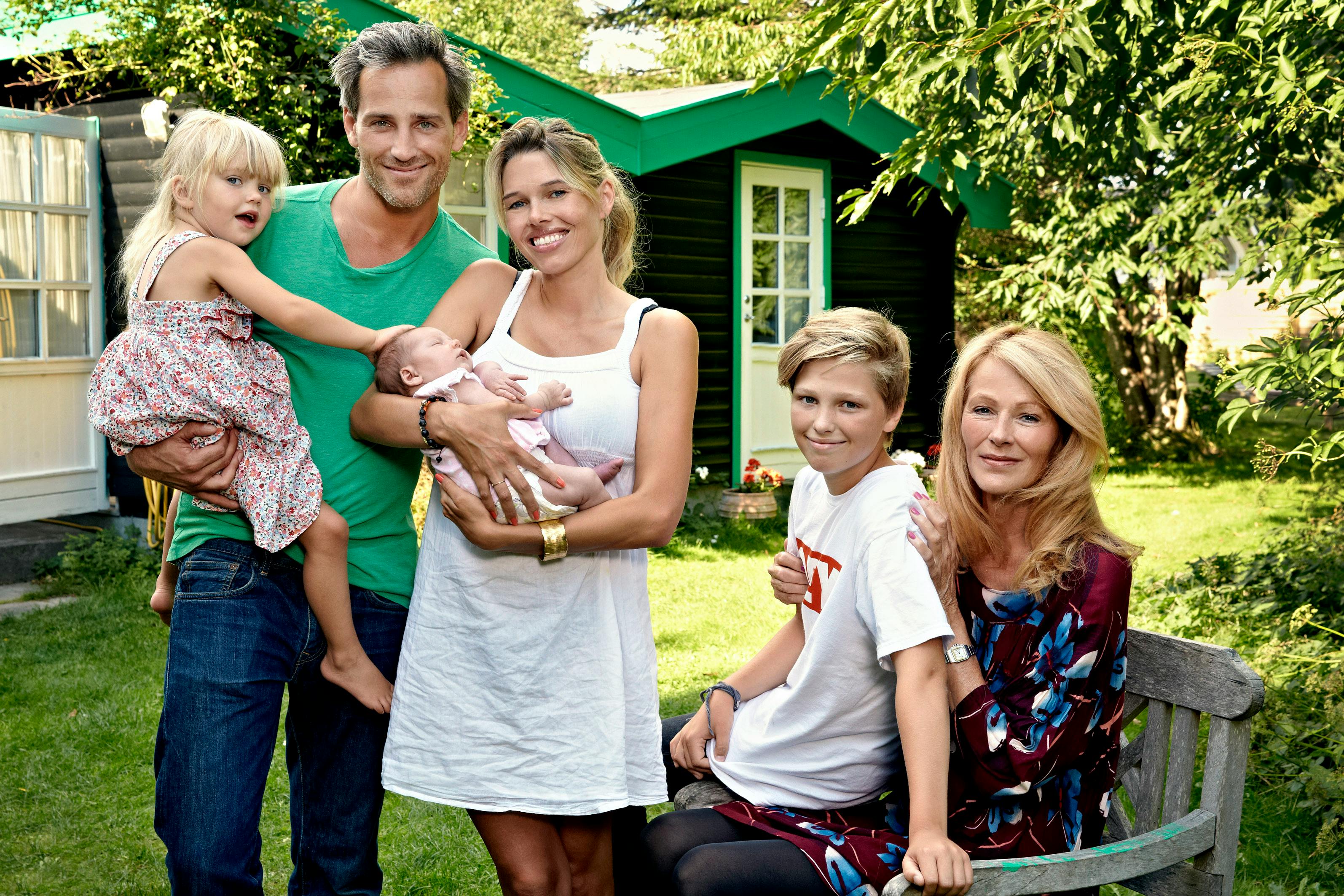 Oliver Bjerrehuus med kæreste Gunnvør Dalsgaard, deres to små piger, Sigga og Hanna, Olivers søn Oscar og mor Suzanne Bjerrehuus.