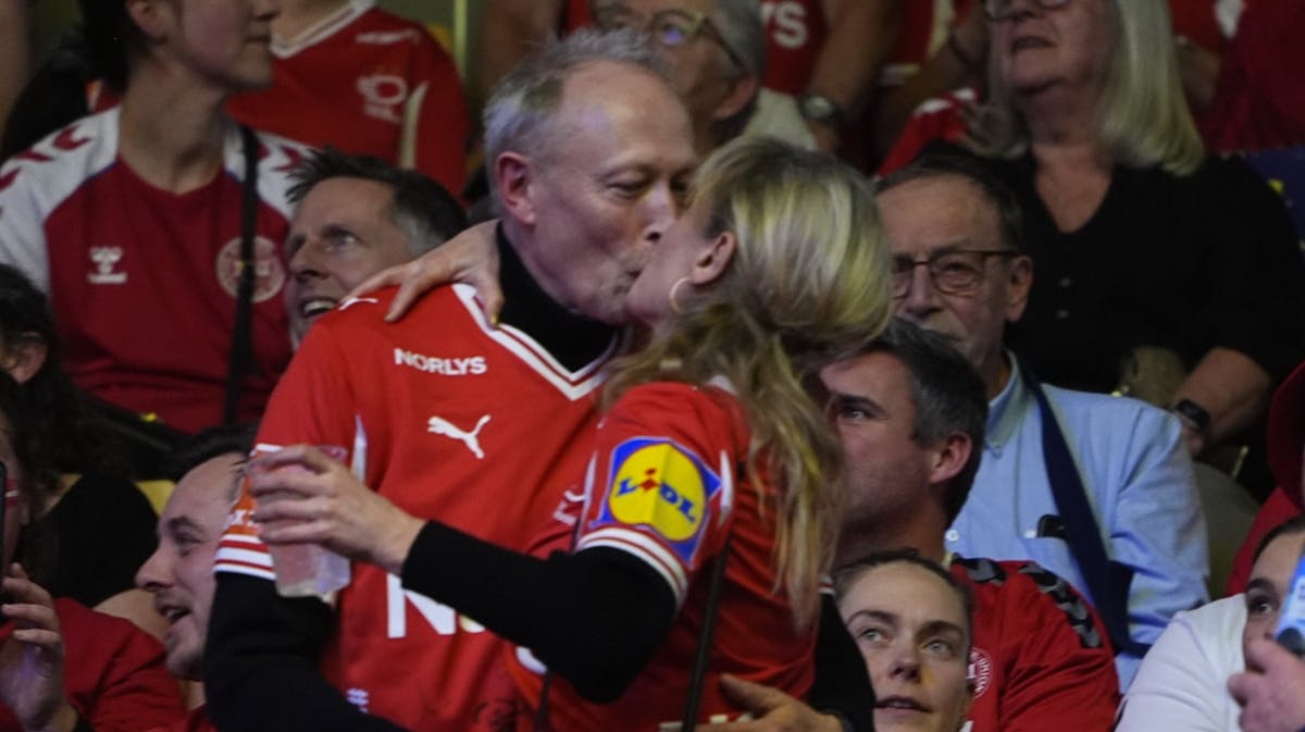 Lars Mikkelsen og Anette Støvelbæk uddelte kys i halvlegen til Danmarks kamp mod Rumænien.