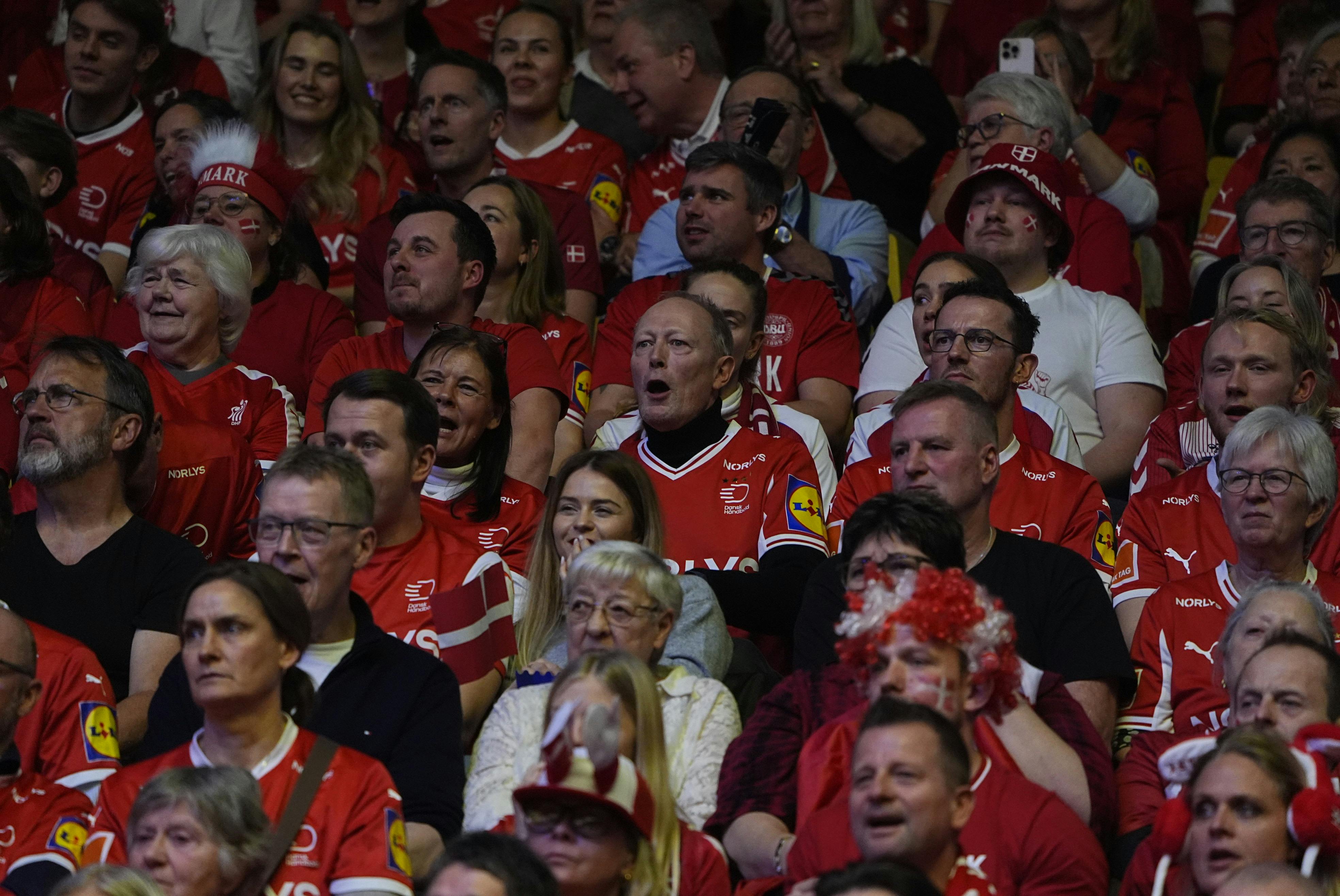 Lars Mikkelsen i midten af billedet. Til højre for ham sidder Simon Sears og herefter Thor Støvelbæk. 