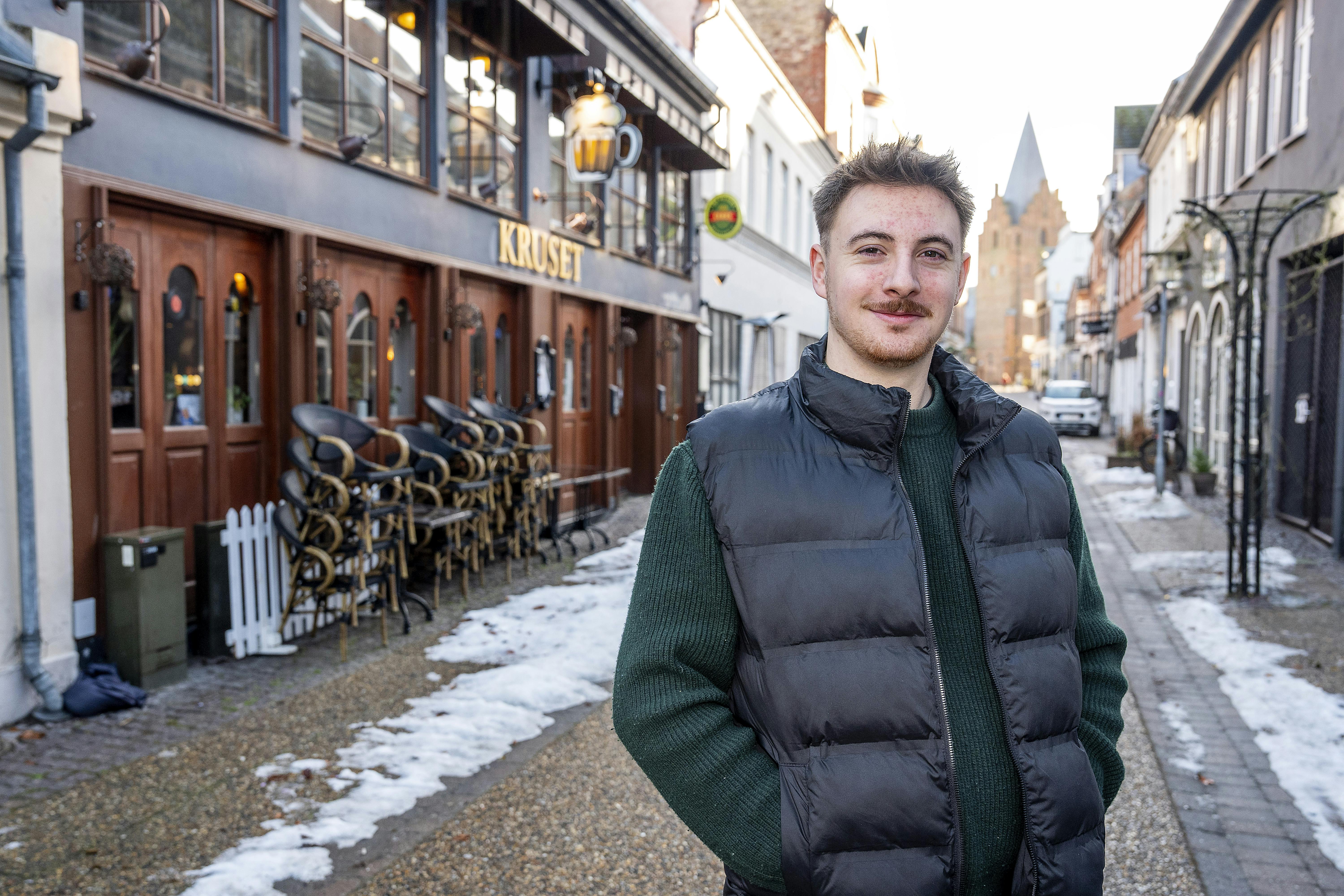Samuel bor og arbejder i Grenaa. 