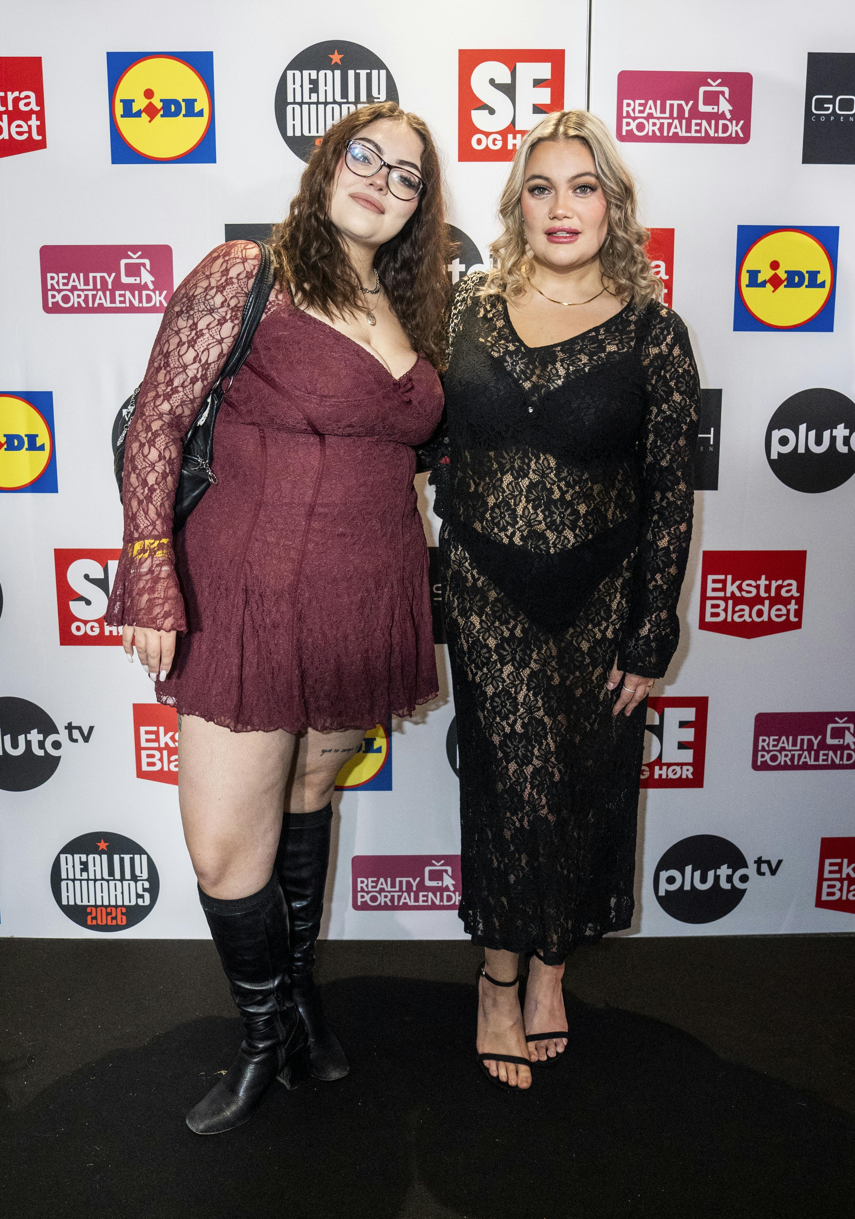 ”Årgang 0-stjernen” Stephanie Siguenza bar en gennemsigtig blondekjole til Reality Awards, hvor hun fulgtes med søsteren Isabella. 