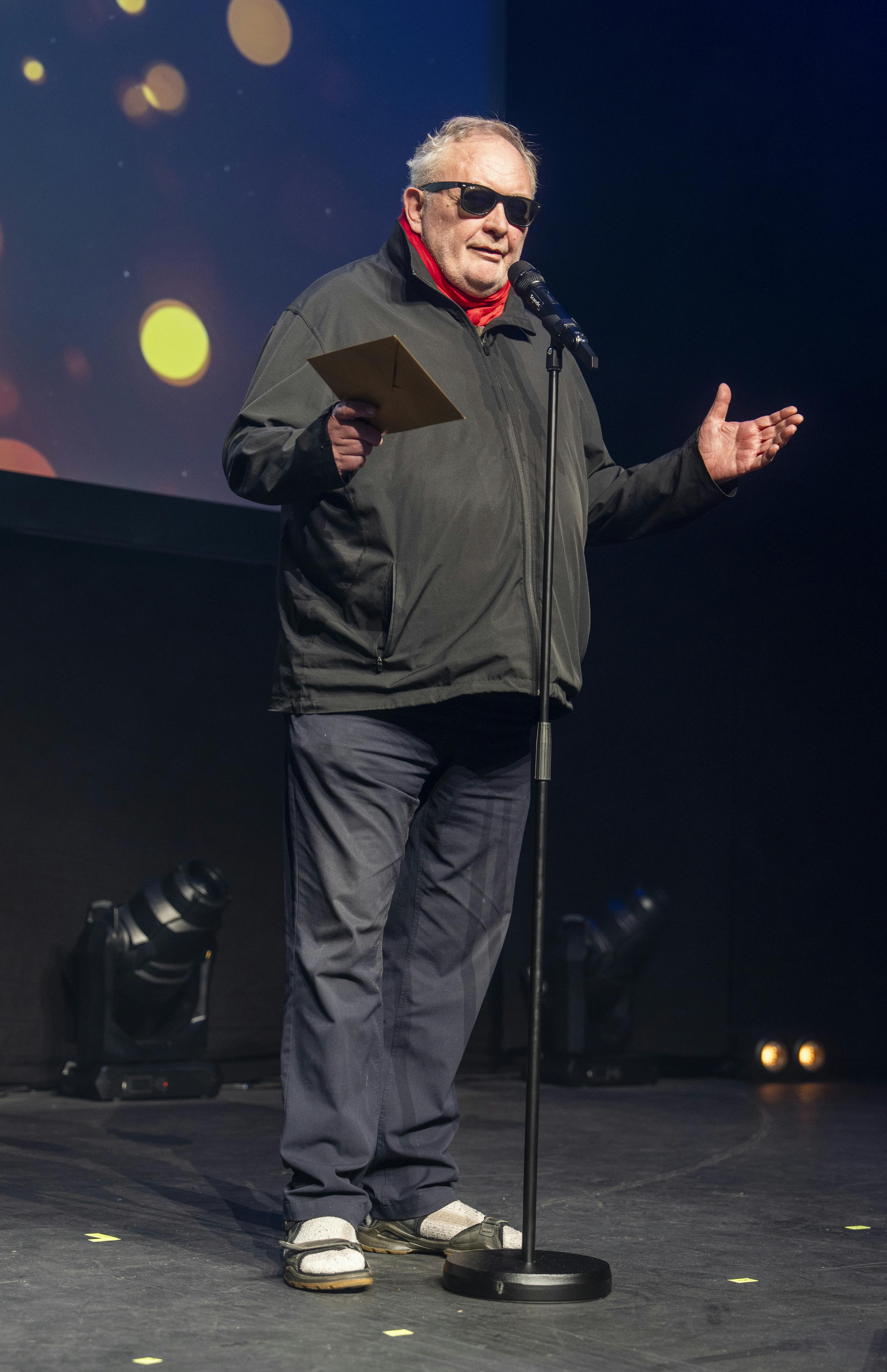 Bjarne Henriksen vakte opsigt i hvide sokker og sandaler til Reality Awards 2026, hvor han skulle uddele en pris. 