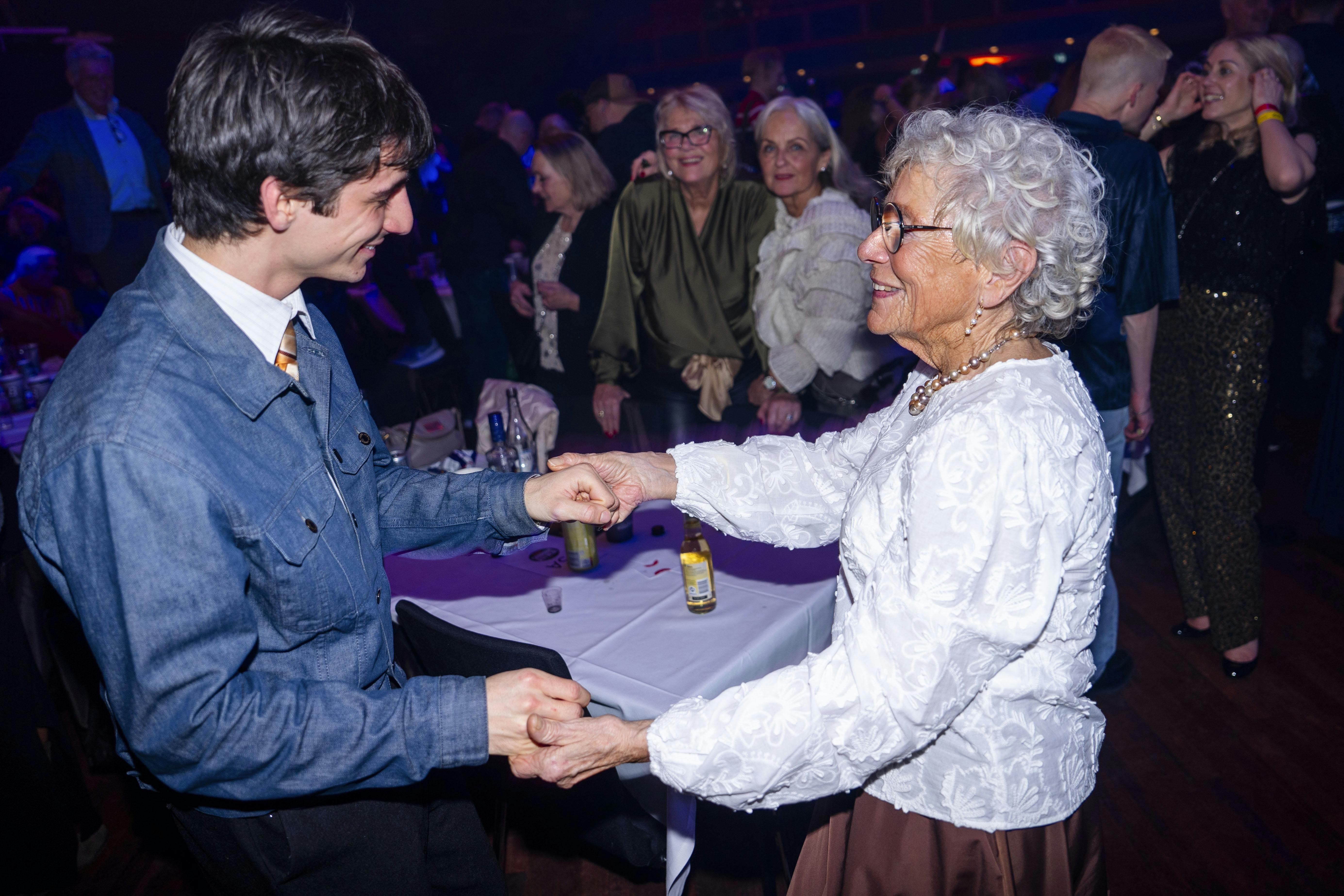 Kirsten fra Hotel Romantik fik en svingom med sit barnebarn.
