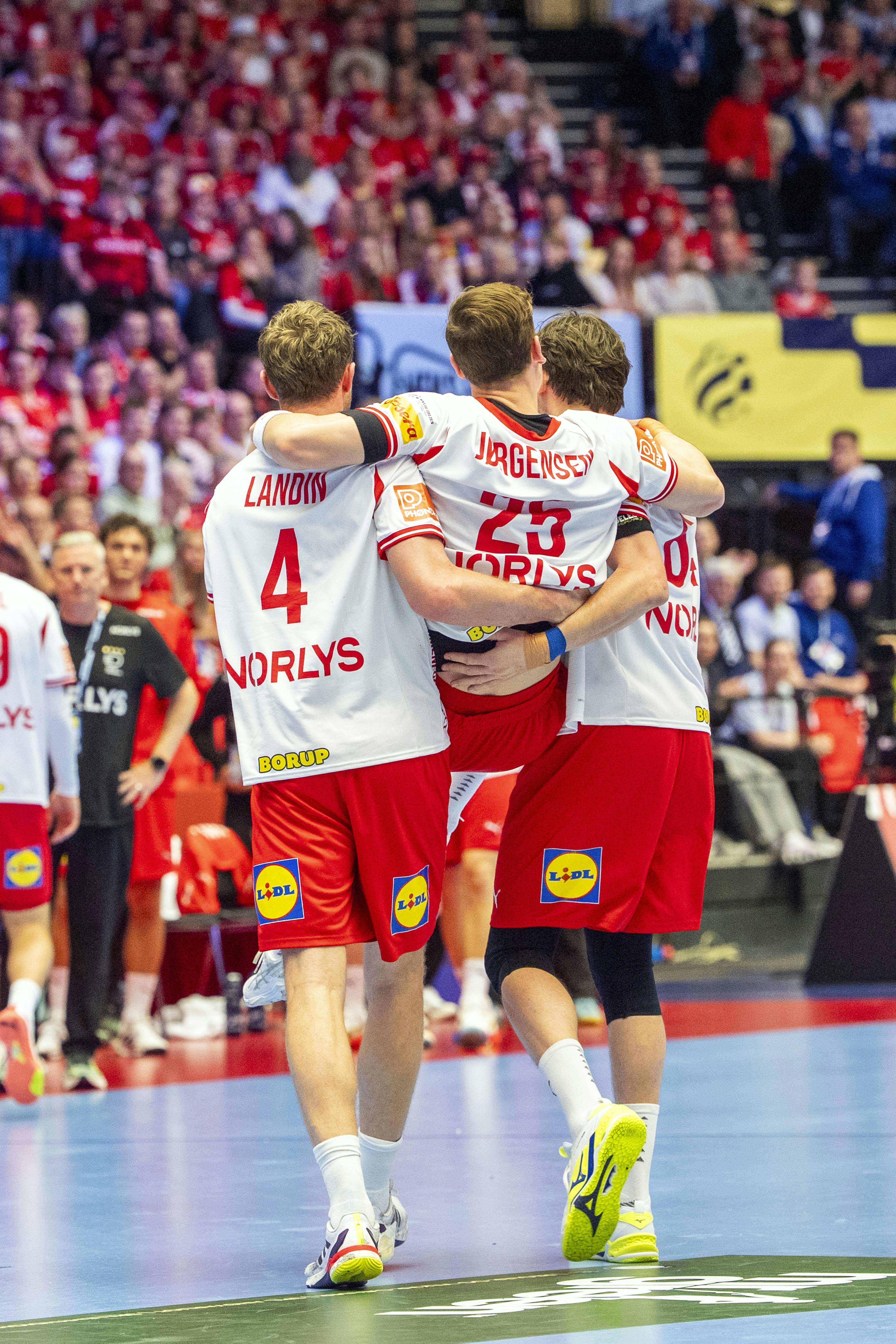 Lukas Jørgensen blev båret ud af banen.