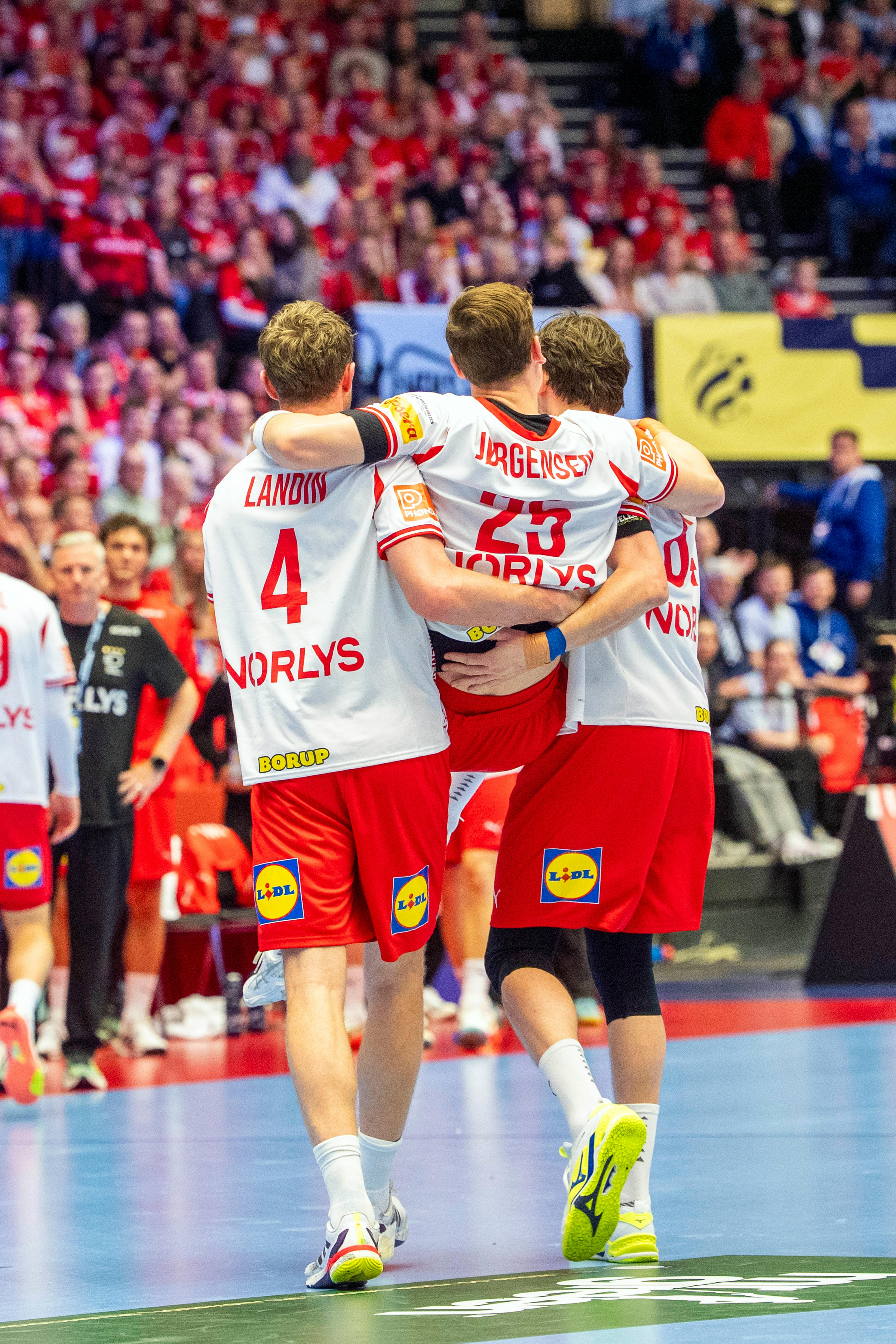 Lukas Jørgensen blev båret ud af banen.