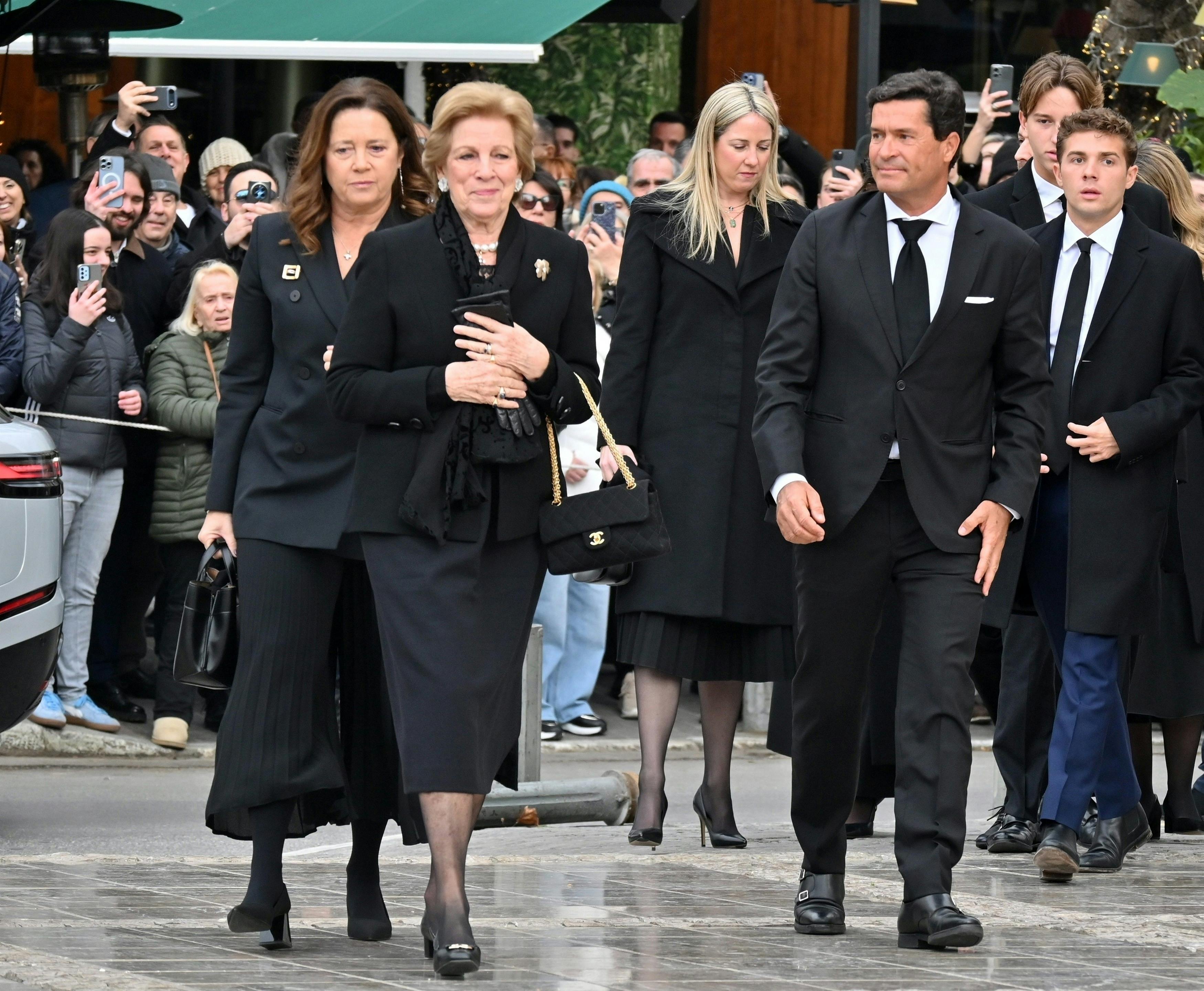 Dronning Anne-Marie ankom sammen med blandt andre døtrene Alexia de Grece og Theodora de Grece.