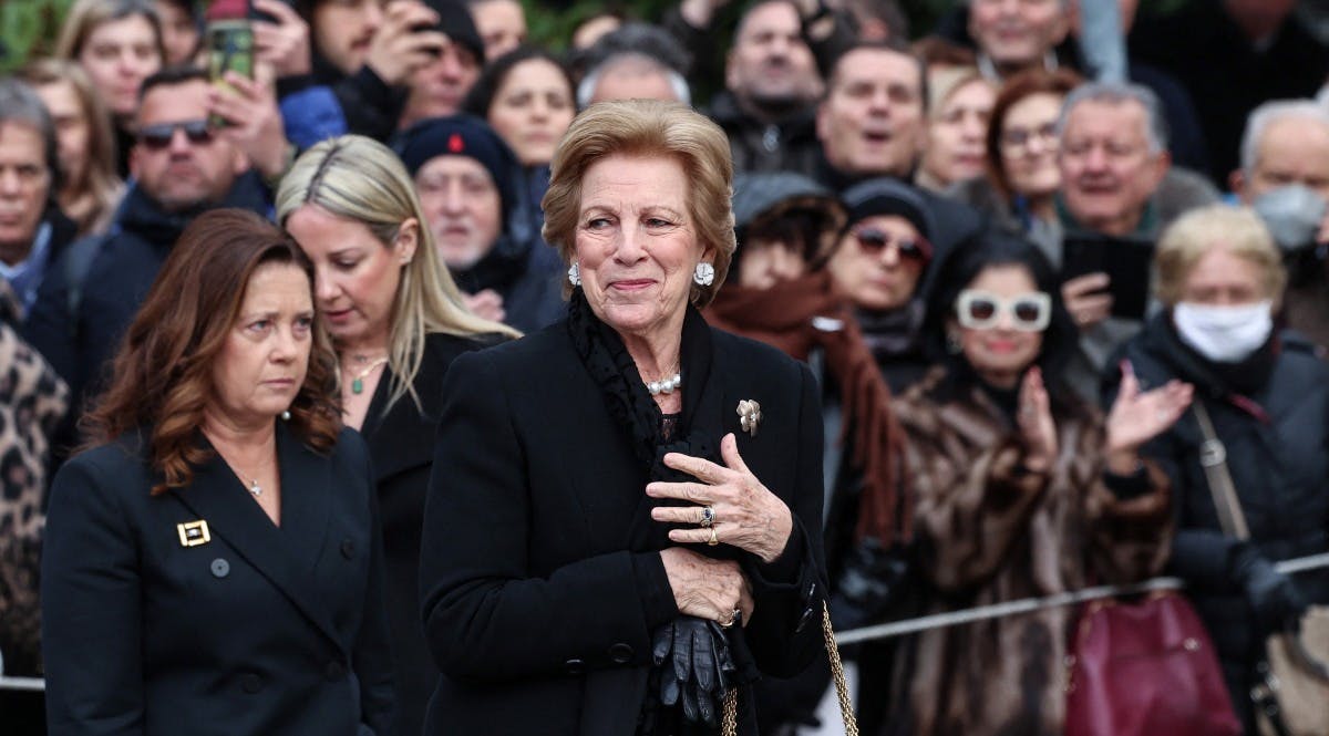 Dronning Anne-Marie ankommer til prinsesse Irenes begravelse i Mitropolis-katedralen. 