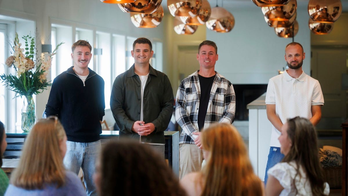 Samuel, Marcus, Brian og Christian skulle alle holde tale for kvinderne. Nogle klarede det bedre end andre. 