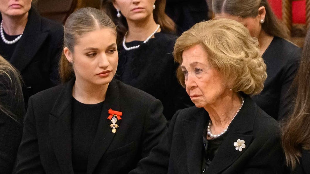 Prinsesse Leonor trøstede sin farmor, dronning Sofia, da sidstnævntes søster, prinsesse Irene, i dag blev begravet.