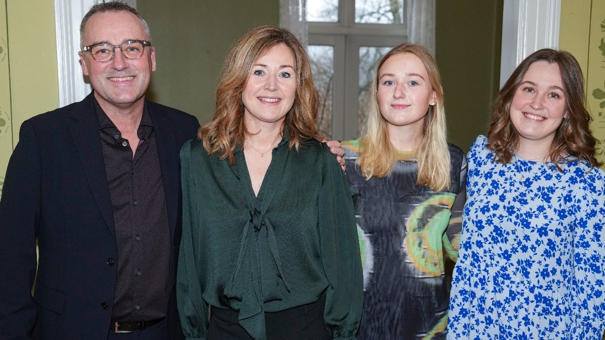Peter Ingemann med sin hustru, Trine, og døtrene Marie og Caroline.
