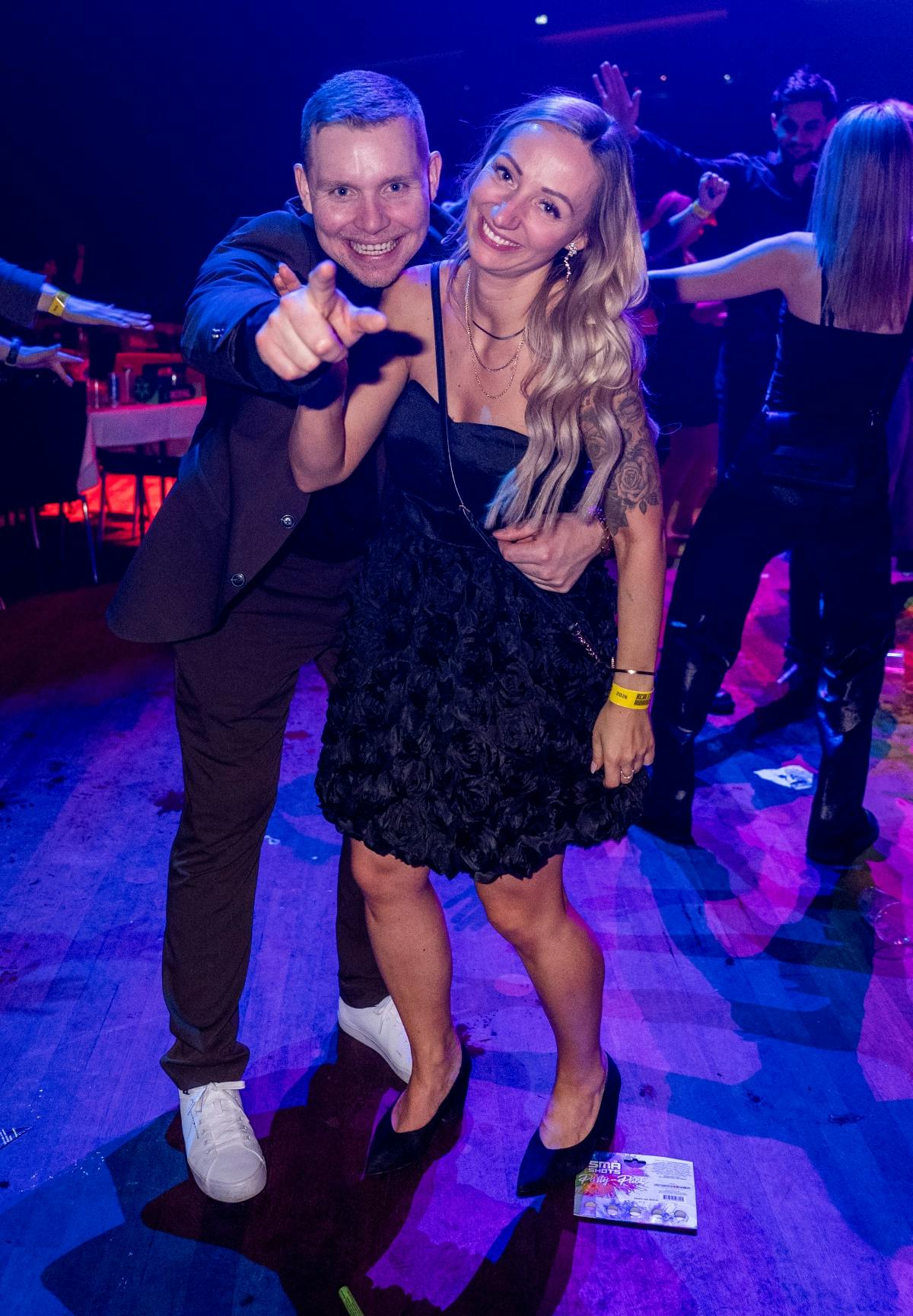 Mads og Nadia indtog dansegulvet med massevis af andre tv-stjerner.