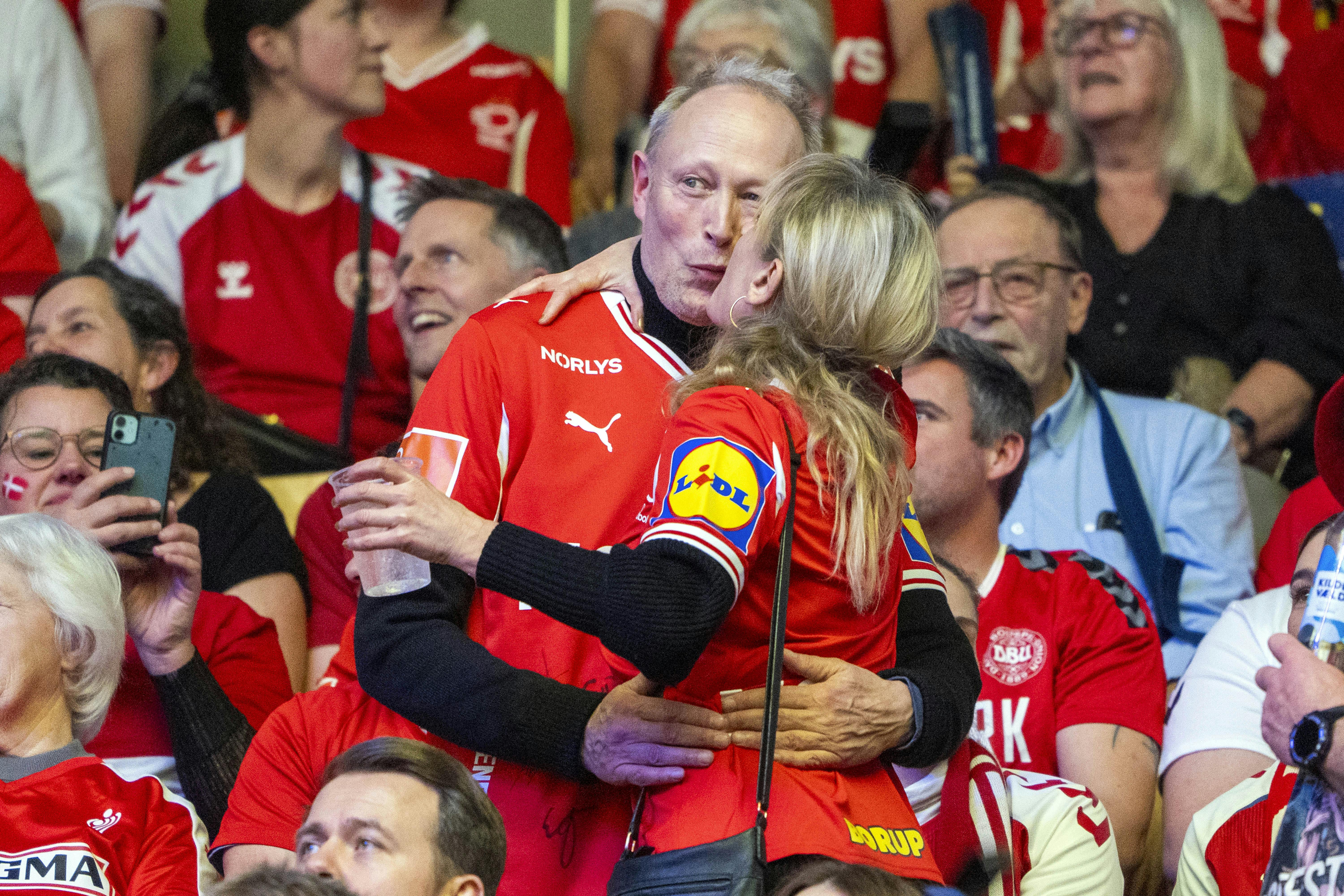 Lars Mikkelsen fik et pausekys af fruen.